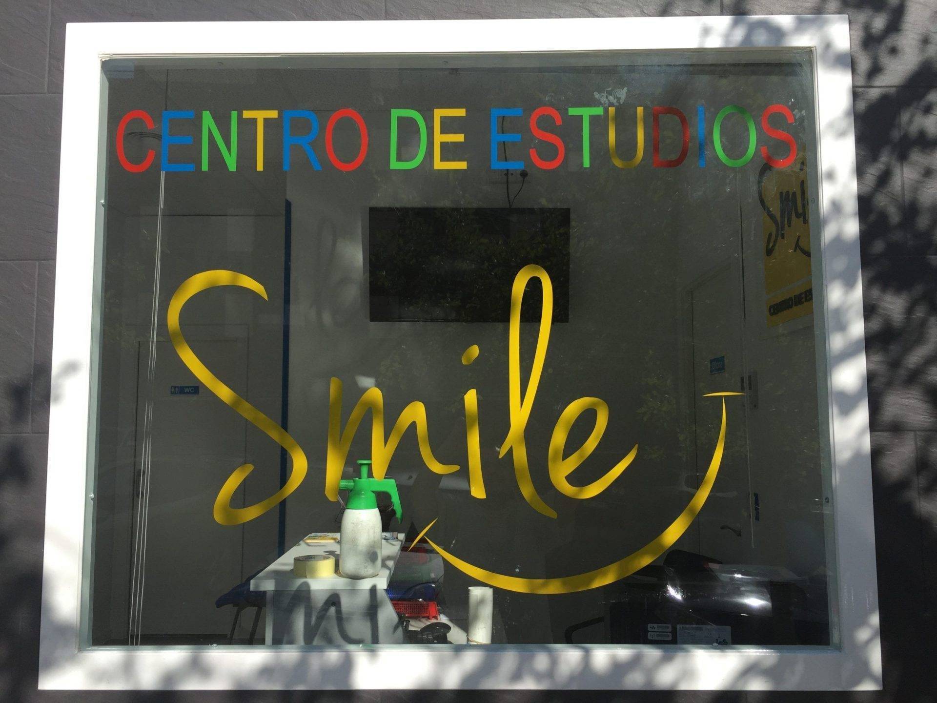 Letras adhesivas en cristal aplicadas con vinilo de corte en Madrid