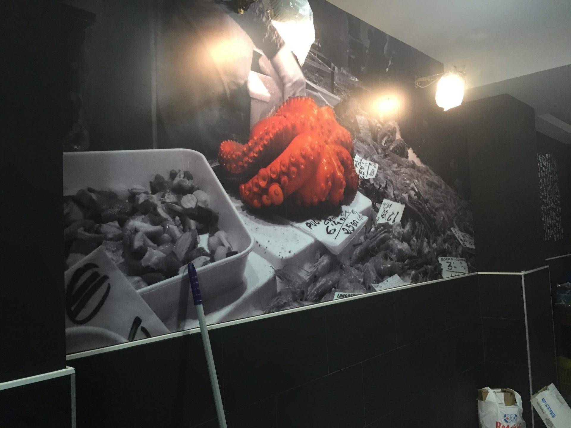 Fotomural panorámico decorando una sala de reuniones amplia en Madrid