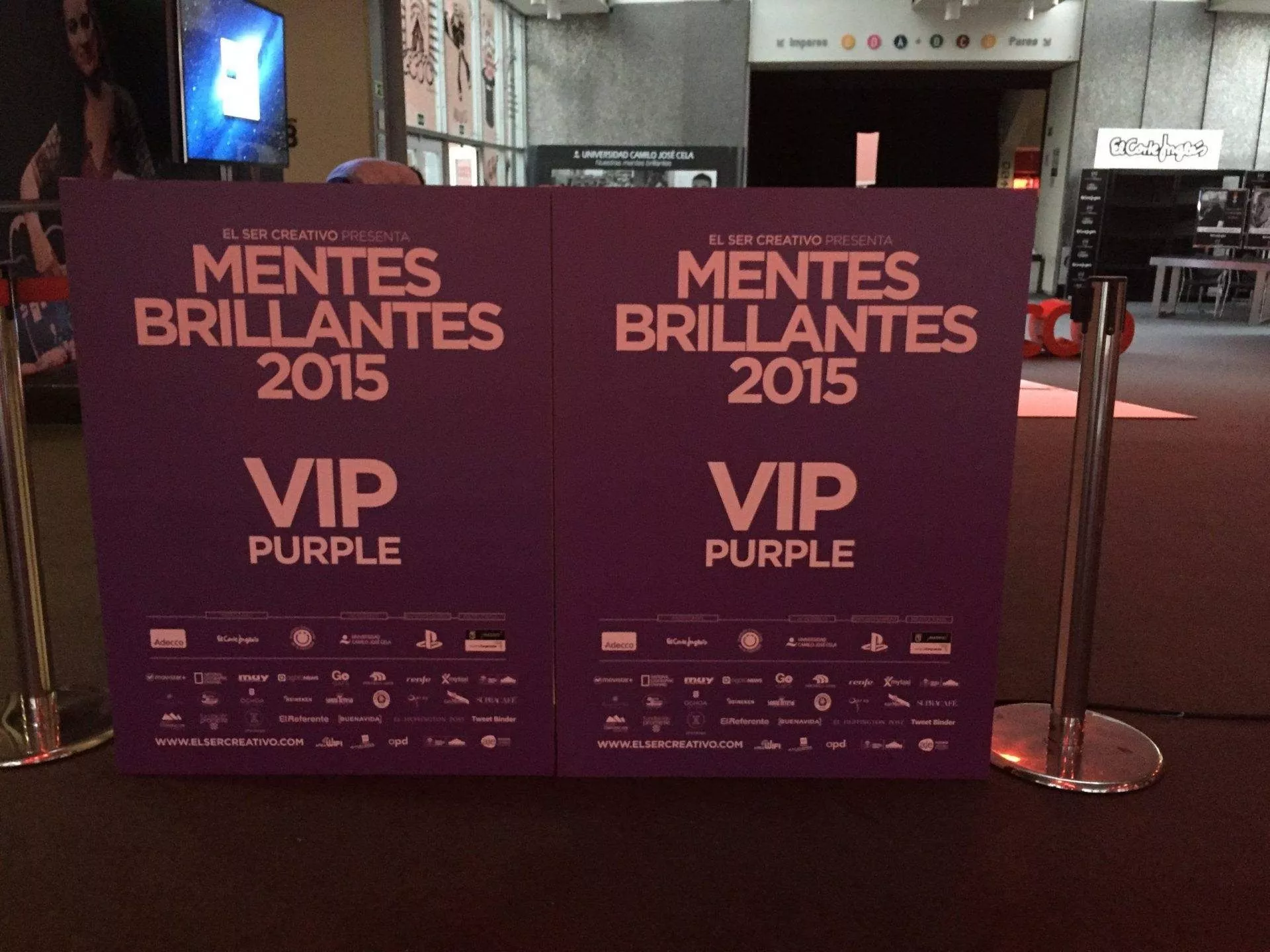 Detalle de cartelería impresa en dibond con acabado profesional