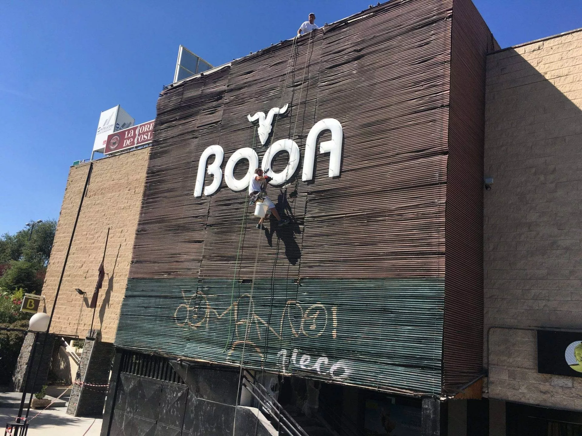 Rótulo 3D de acero en fachada de empresa en toda España