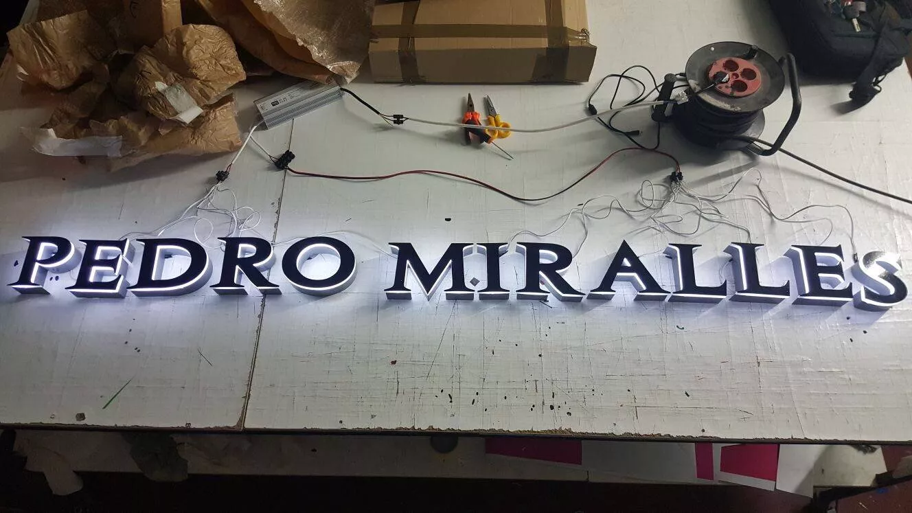 Letras corpóreas de aluminio con LED en fachada comercial Rotusil Arganda del Rey