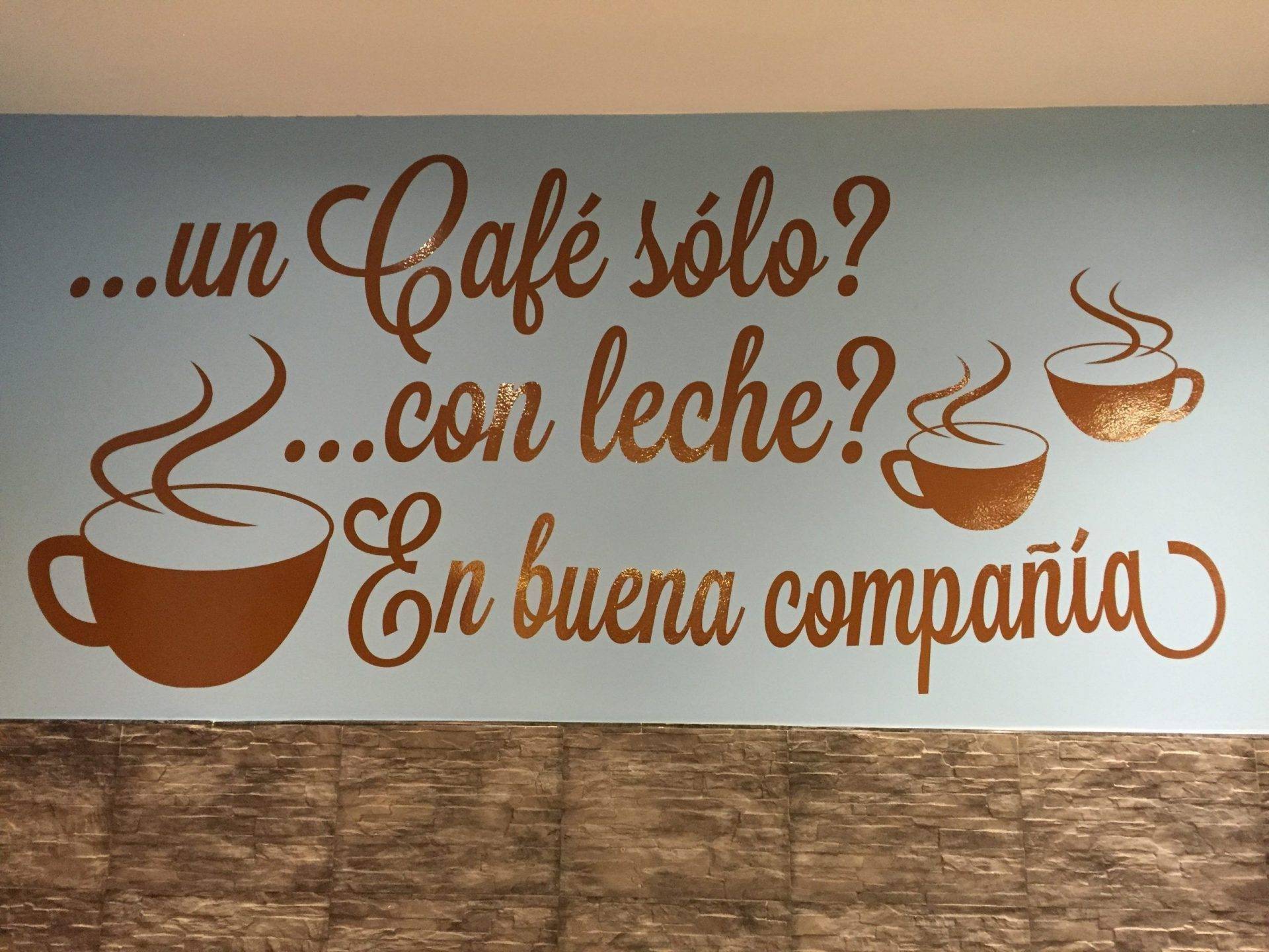Logotipo en pared realizado con vinilo de corte, Rotusil