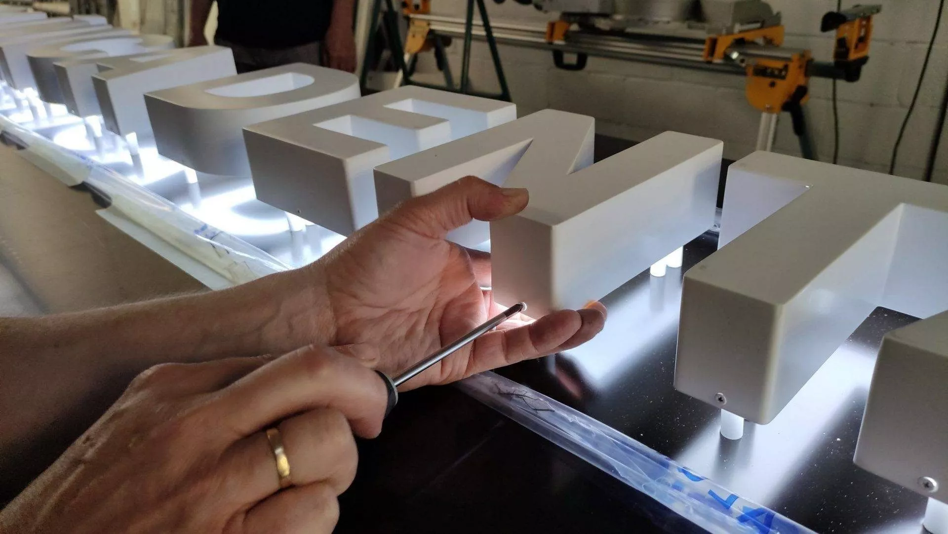 Rótulo 3D de acero en fachada de nave industrial