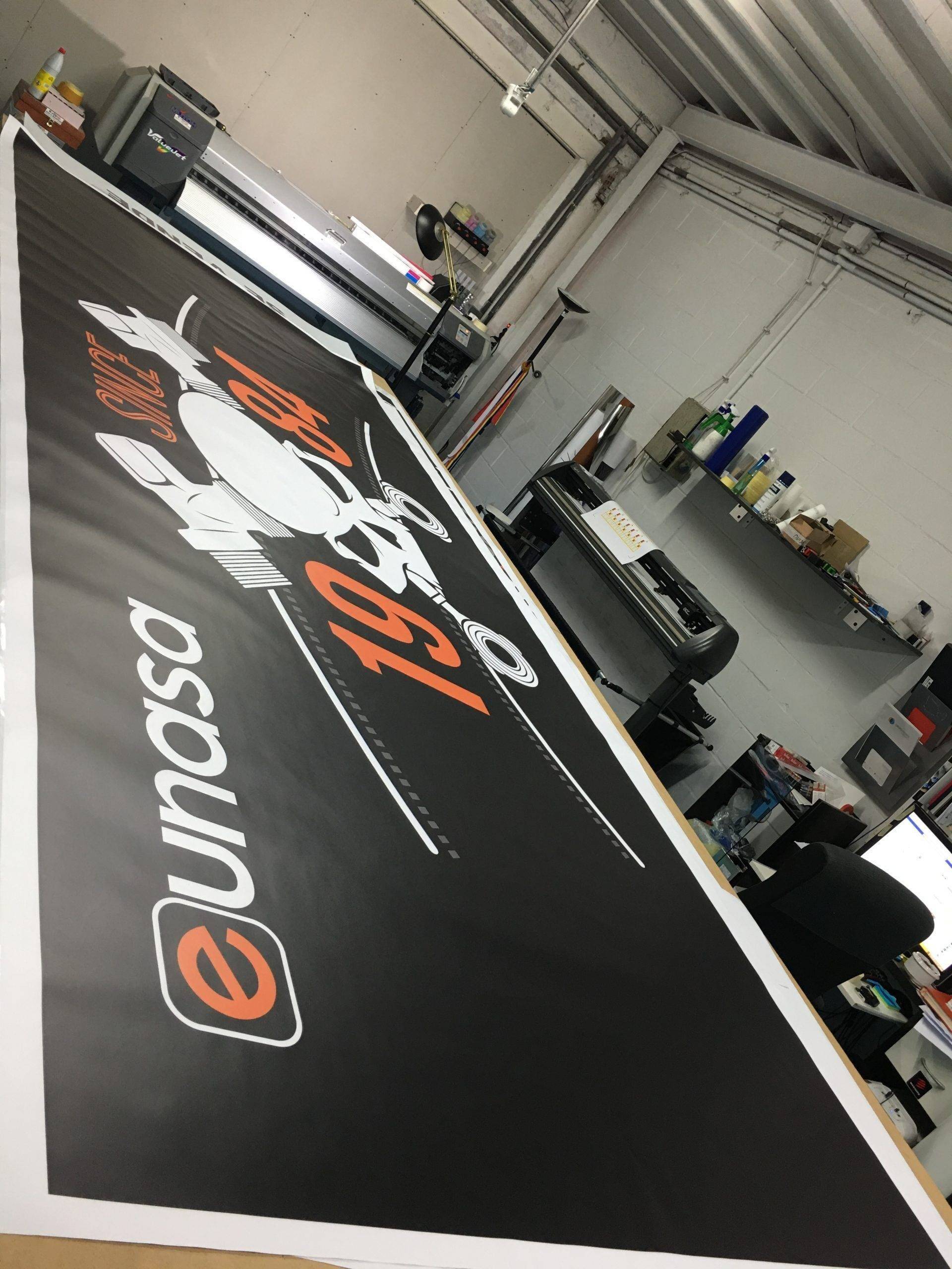 Instalación de vinilo de gran formato sobre pared de oficina
