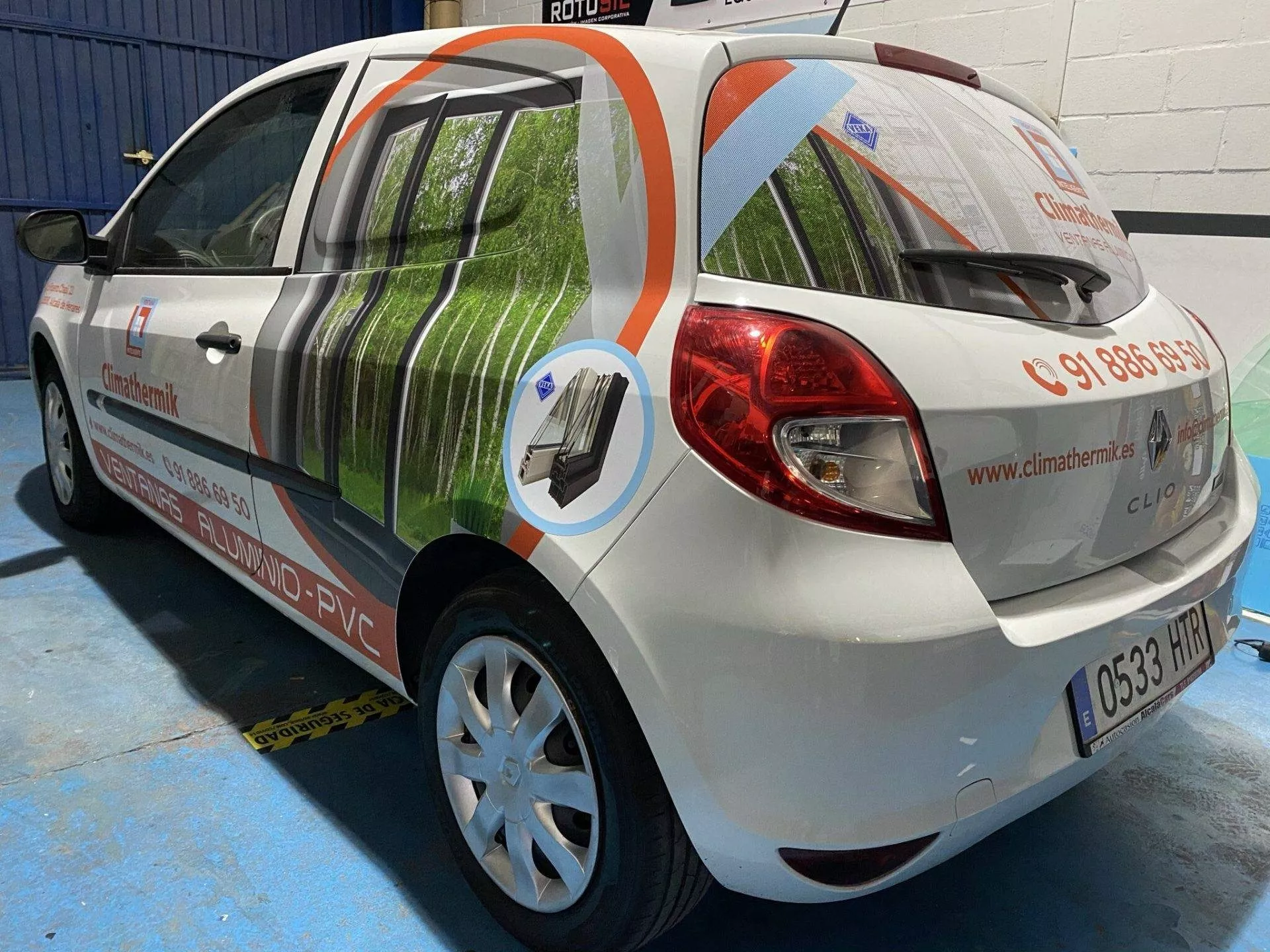 Furgoneta con rotulación integral y logotipo en el lateral, Rotusil