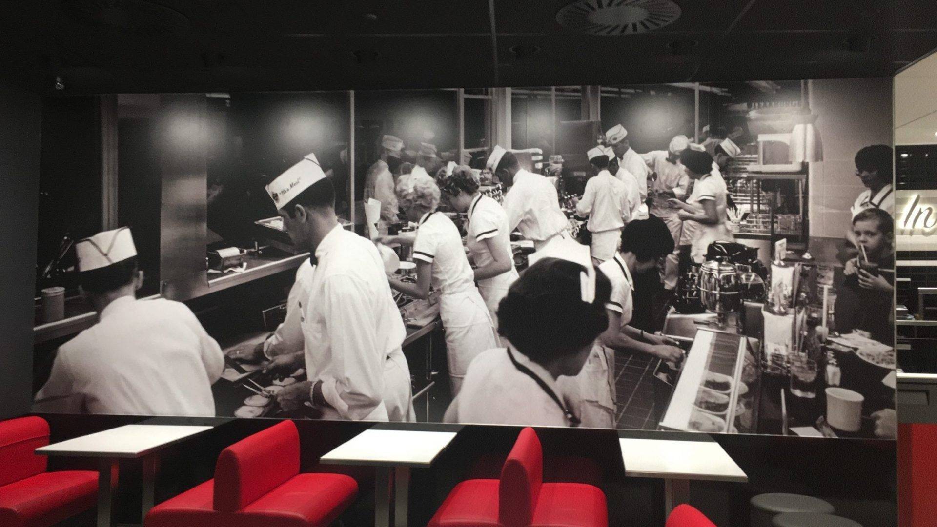 Fotomural decorativo con imagen corporativa en una empresa en toda España