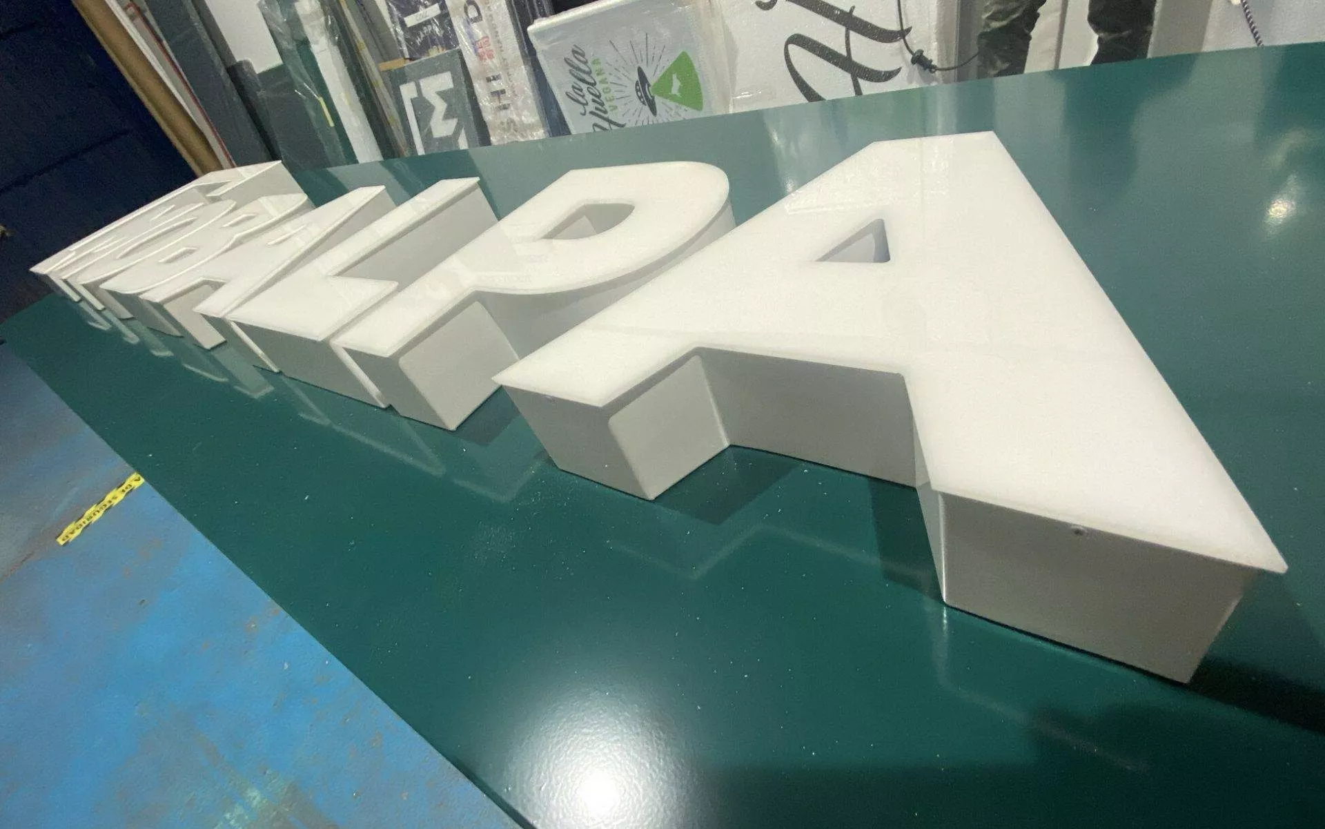 Letras corpóreas de acero inoxidable en escaparate de tienda en Madrid