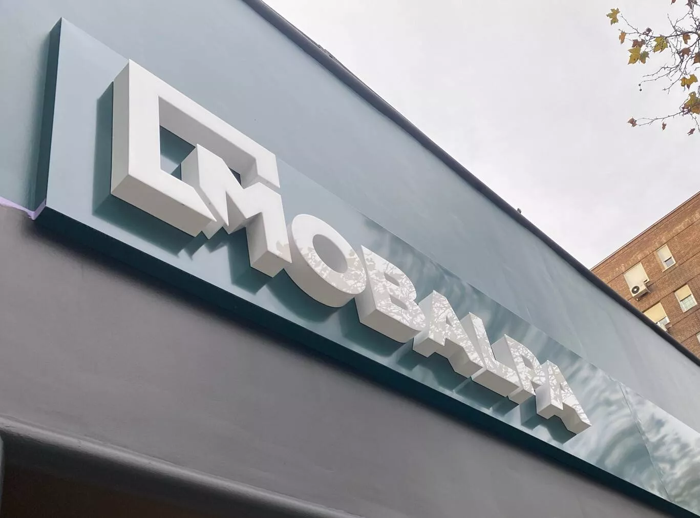 Rótulo 3D de acero en fachada de local comercial Rotusil Comunidad de Madrid