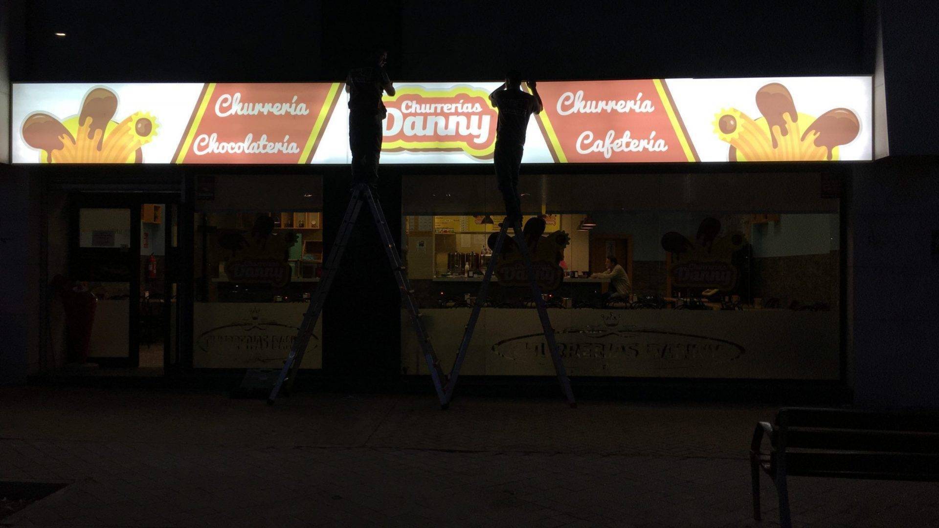 Caja de luz LED en fachada de comercio Rotusil Comunidad de Madrid