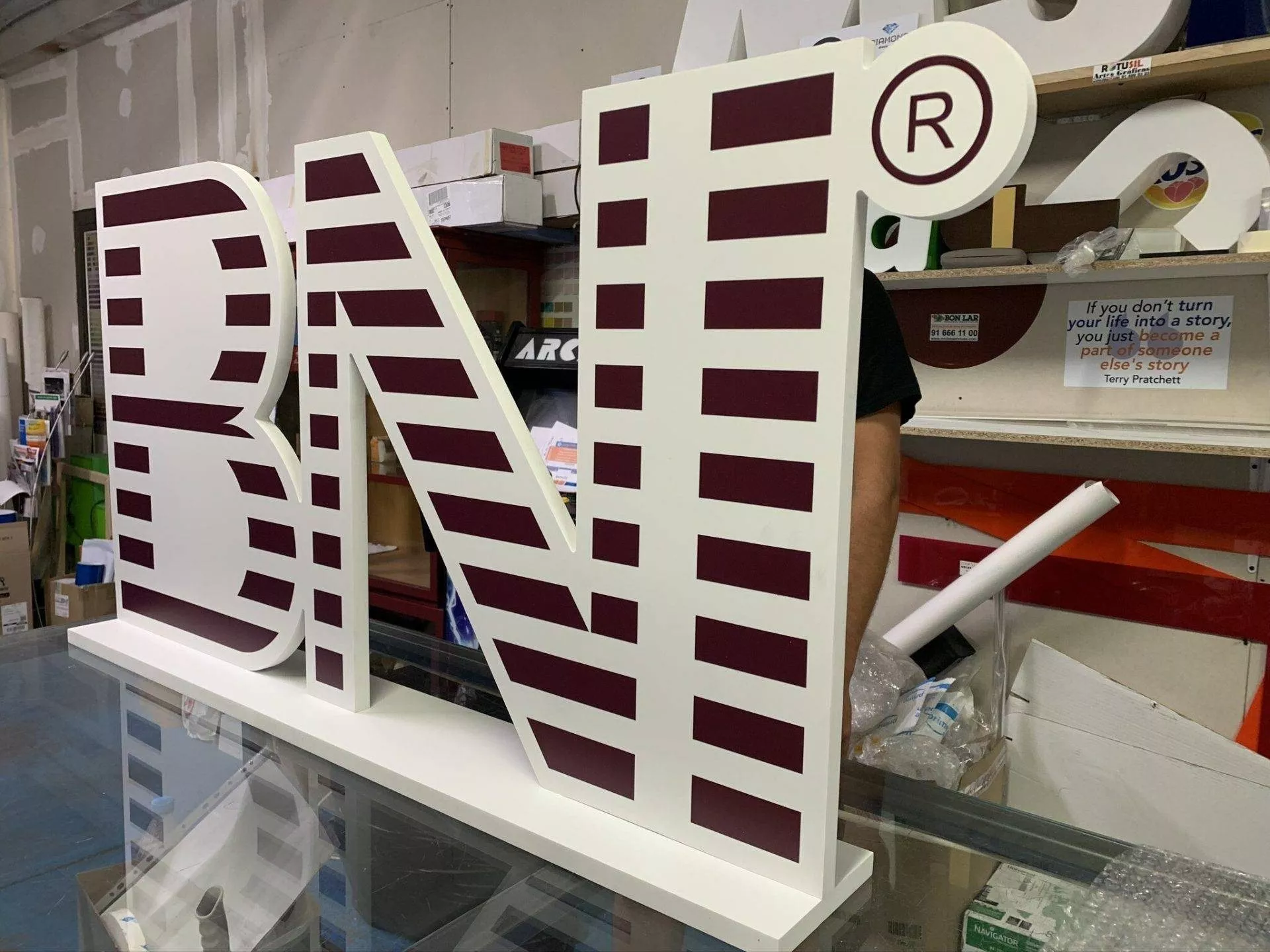 Letras corpóreas de aluminio con LED en fachada de negocio Rotusil Madrid