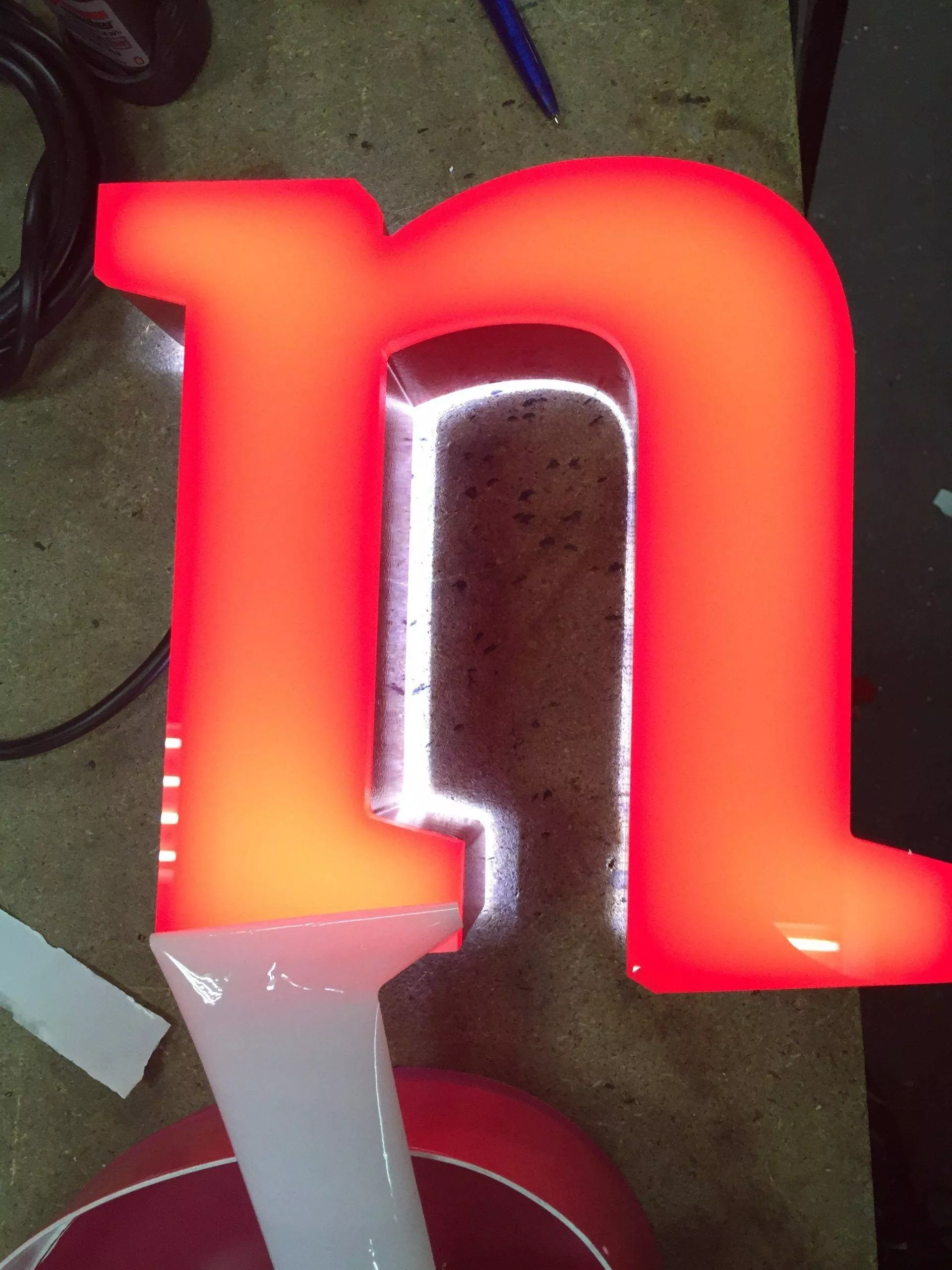 Letras corpóreas de aluminio lacado con LED en fachada comercial en Madrid