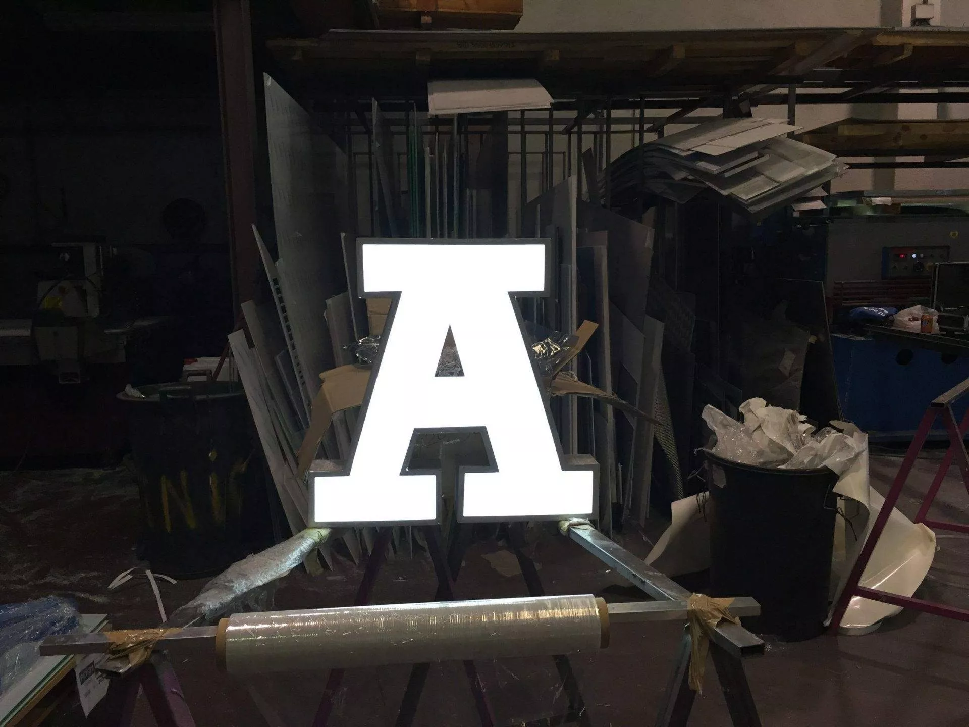 Rótulo 3D de aluminio con LED en fachada de local en toda España
