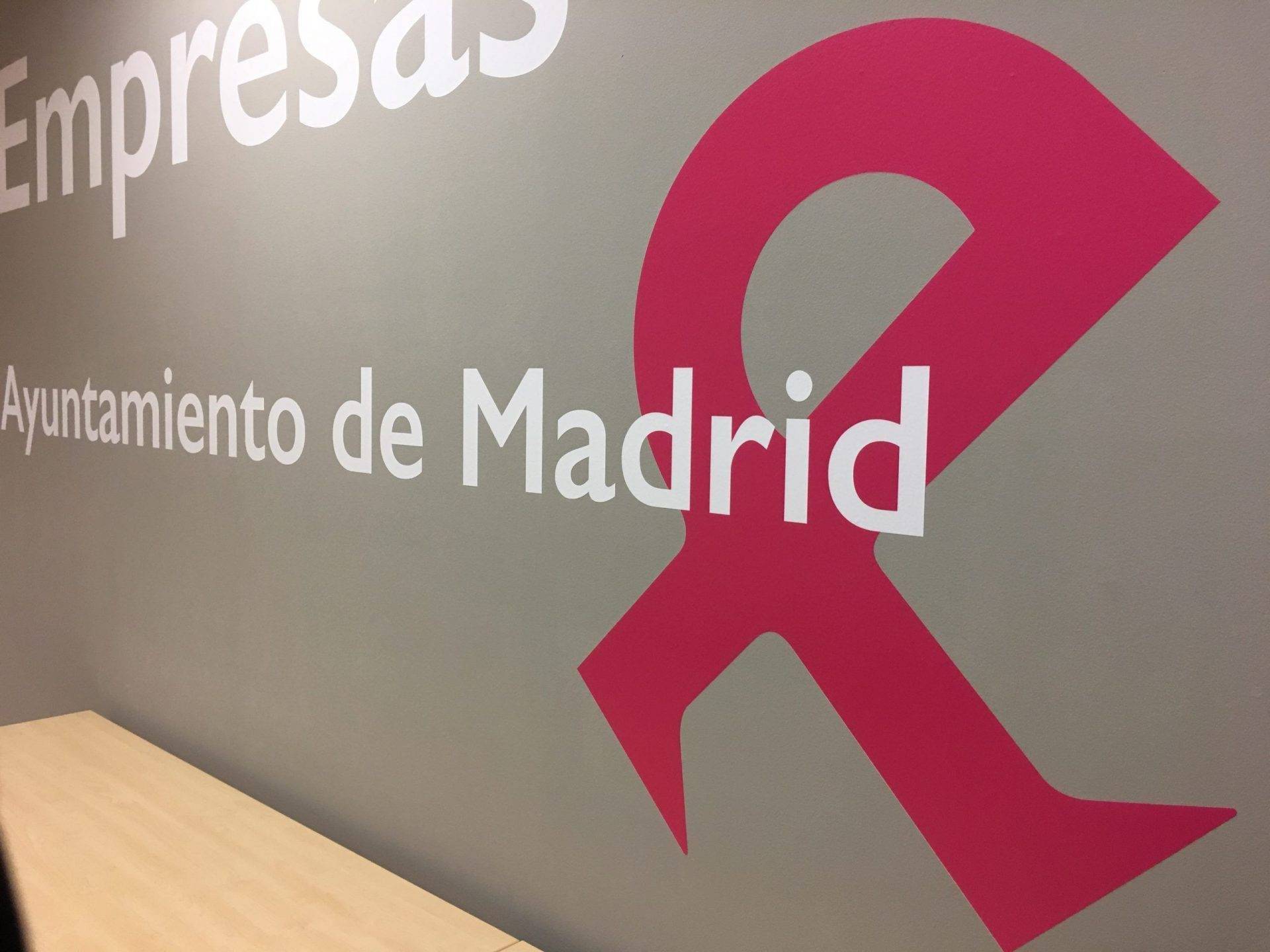 Rotulación de furgoneta con vinilo de corte para empresa