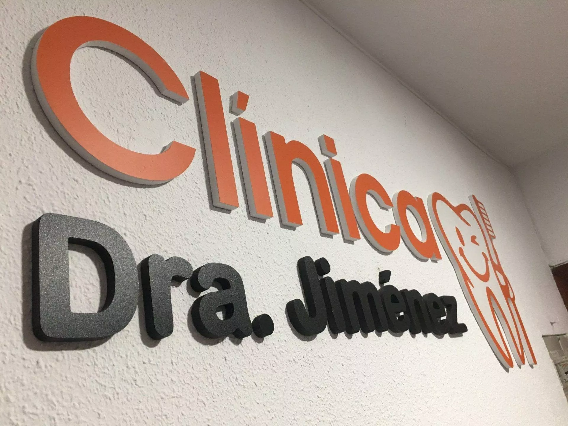 Letras corpóreas de acero inoxidable en escaparate de comercio en Madrid