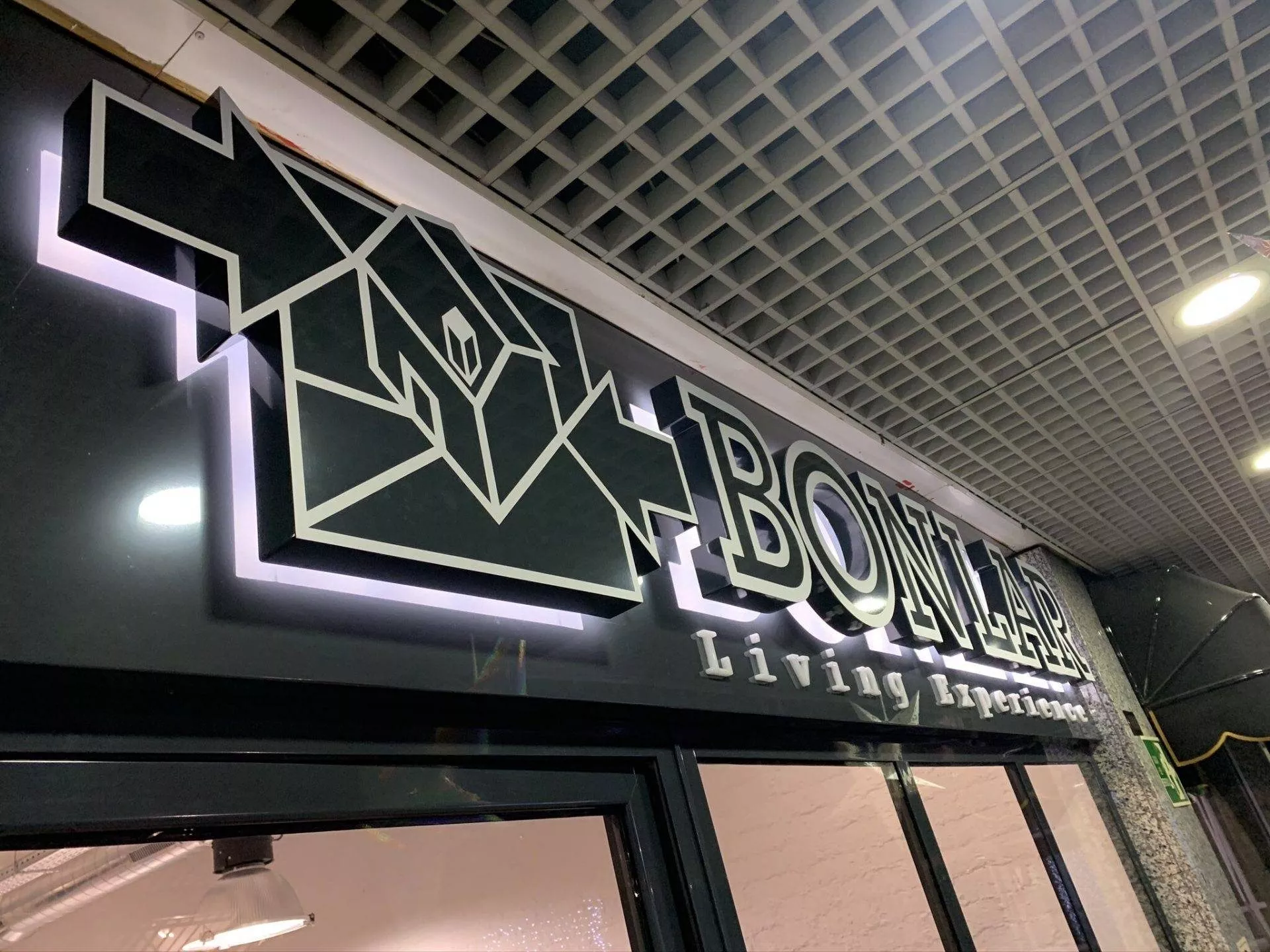 Letras corpóreas de aluminio retroiluminadas con LED en escaparate Rotusil