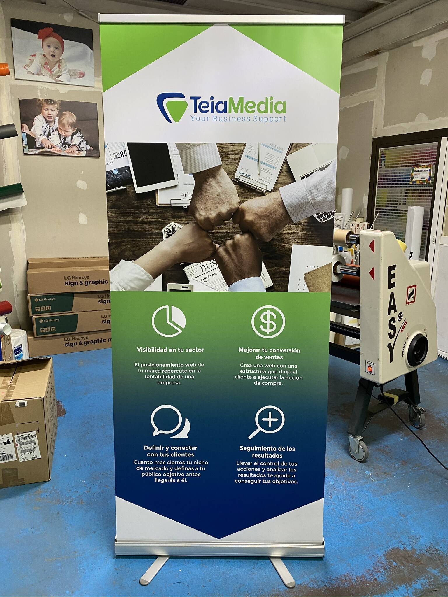 Roll up enrollable para punto de venta con gráfica llamativa, Rotusil