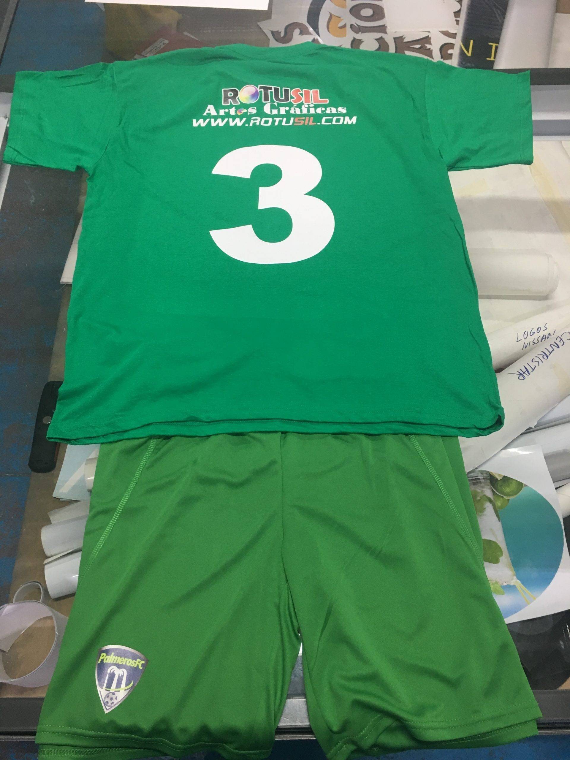 Proceso de estampación textil sobre camiseta en taller de serigrafía