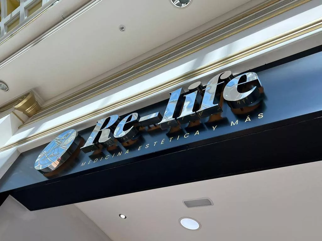 Letras corpóreas retroiluminadas con LED en fachada de negocio en Madrid