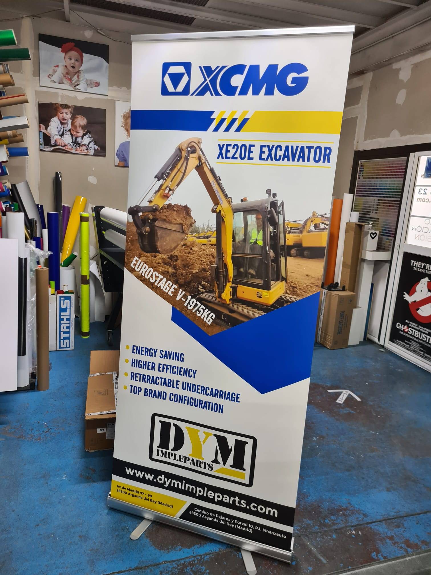 Expositor roll up con mensaje promocional junto a la entrada