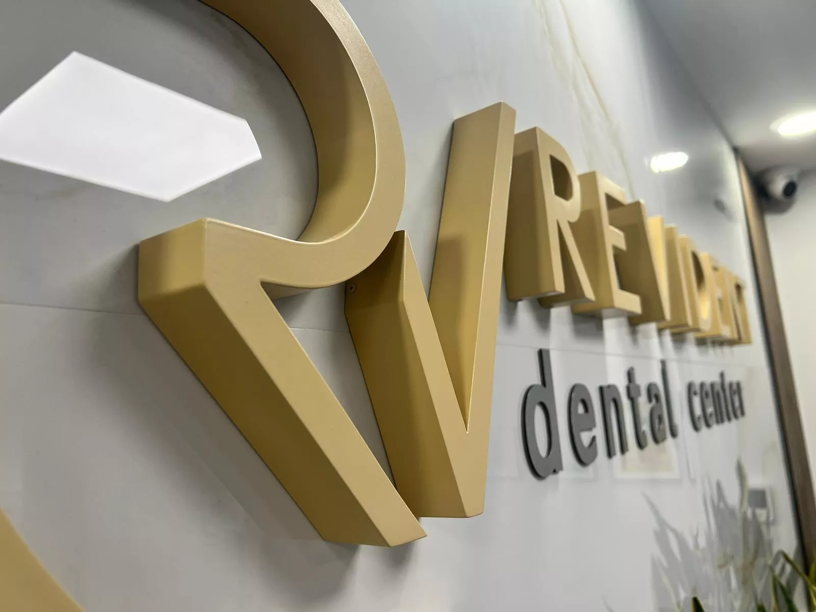 Rótulo 3D de metacrilato retroiluminado en interior comercial en Madrid