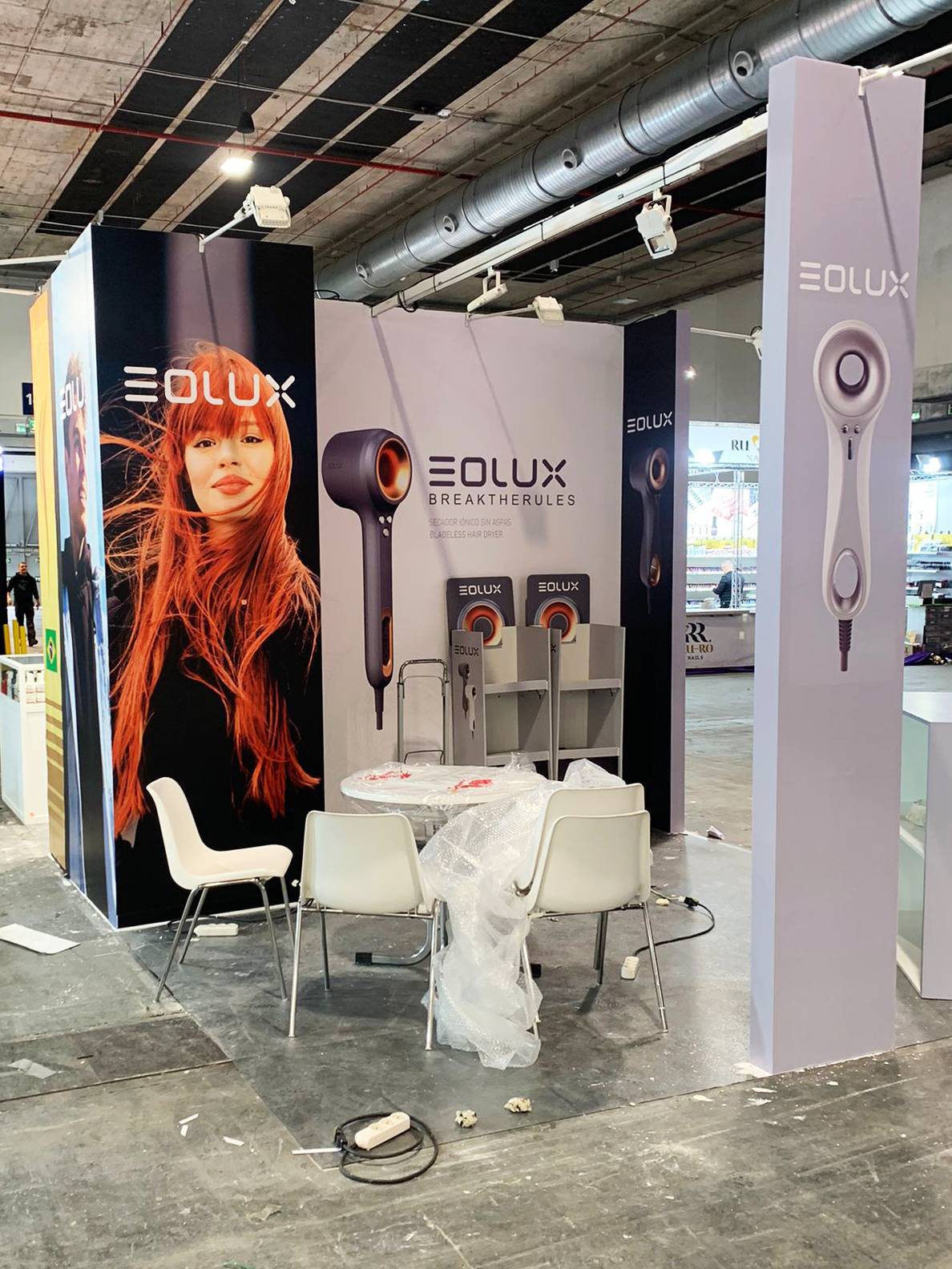 Estructura de stand modular con pared textil impresa para eventos, Rotusil