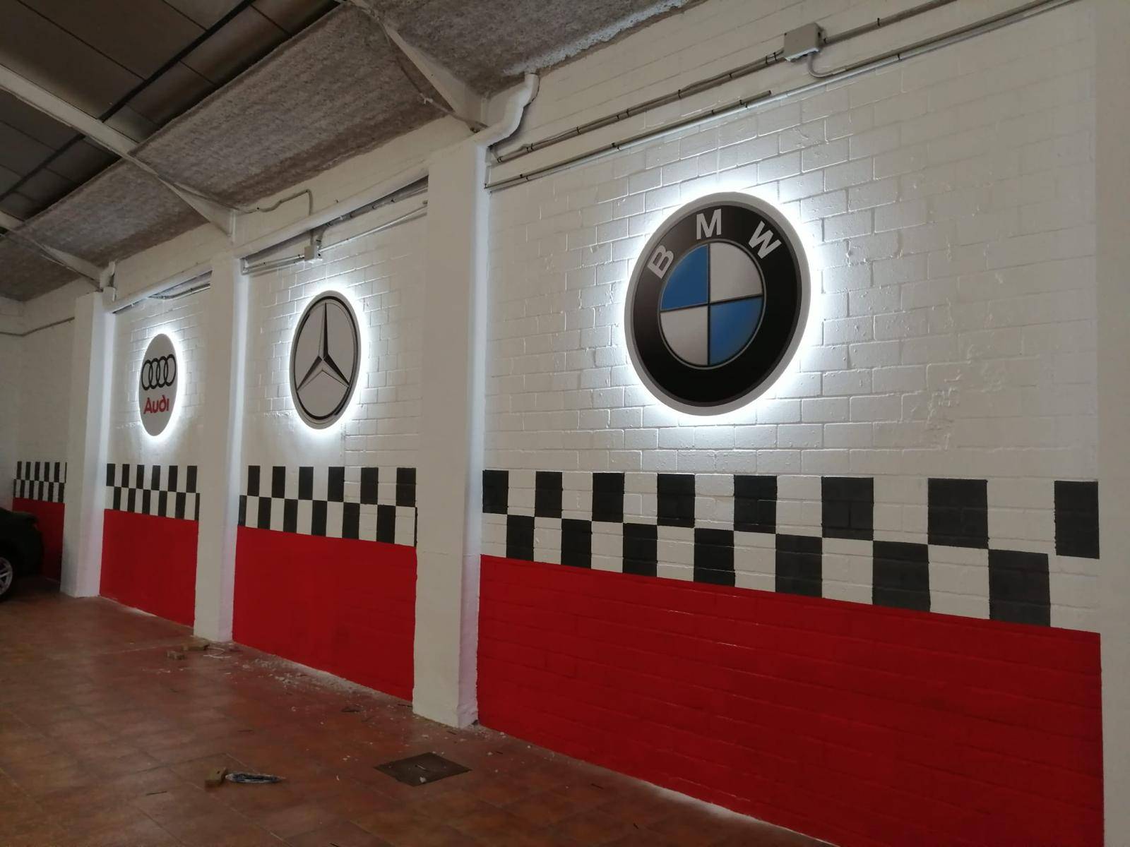 Rótulo luminoso LED retroiluminado sobre fachada de restaurante Rotusil Madrid