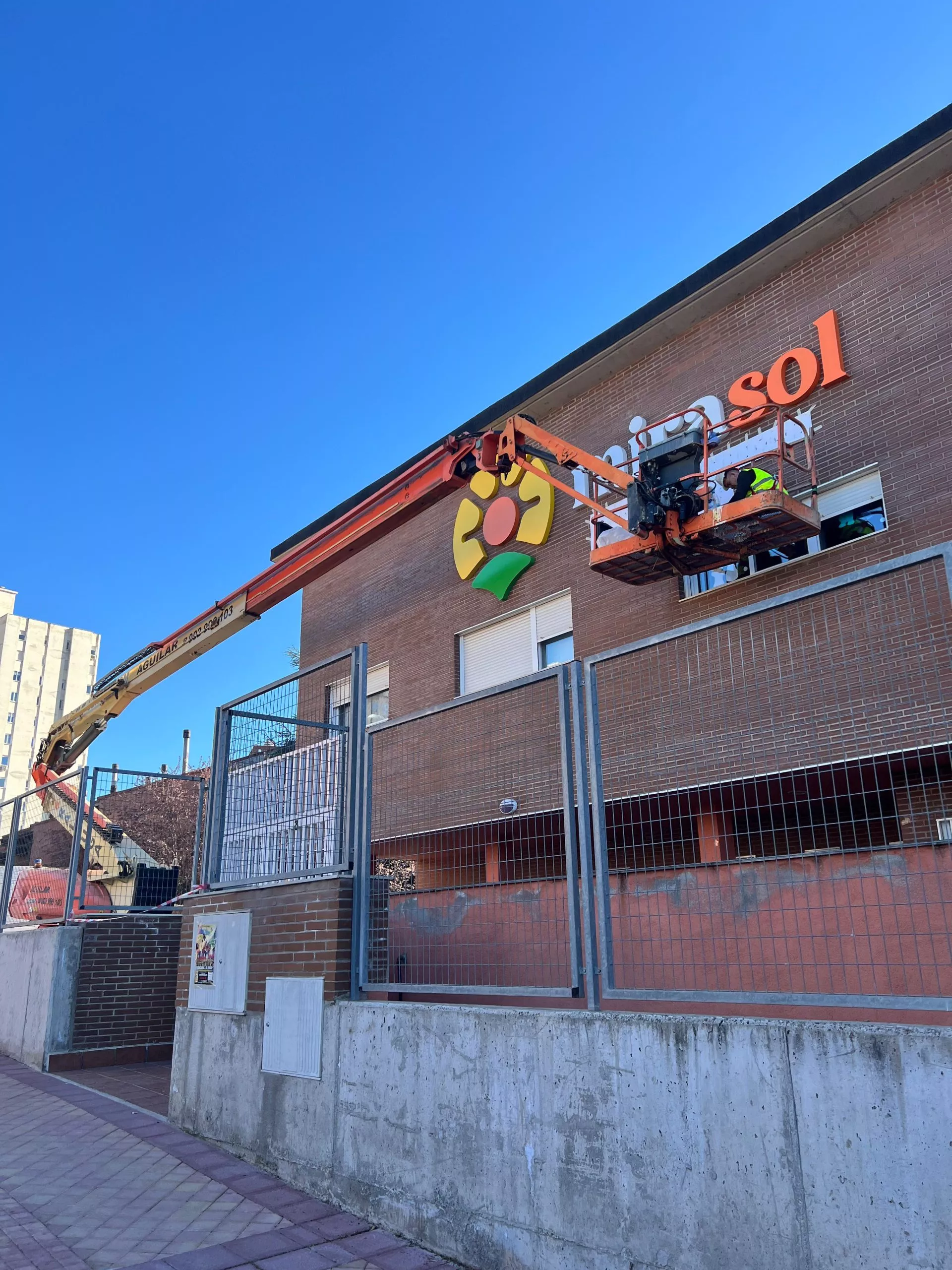 Rótulo 3D en aluminio lacado instalado sobre escaparate comercial Rotusil