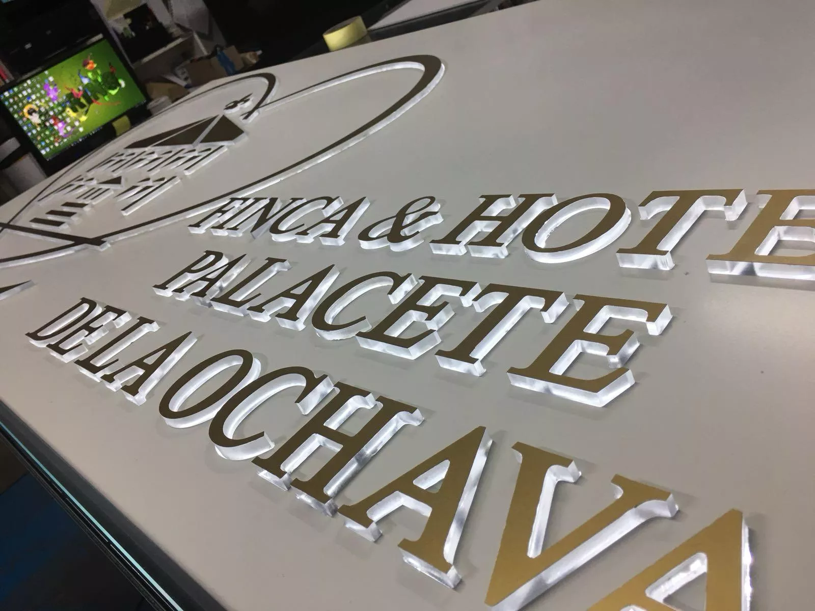 Rótulo 3D de aluminio retroiluminado en fachada de local