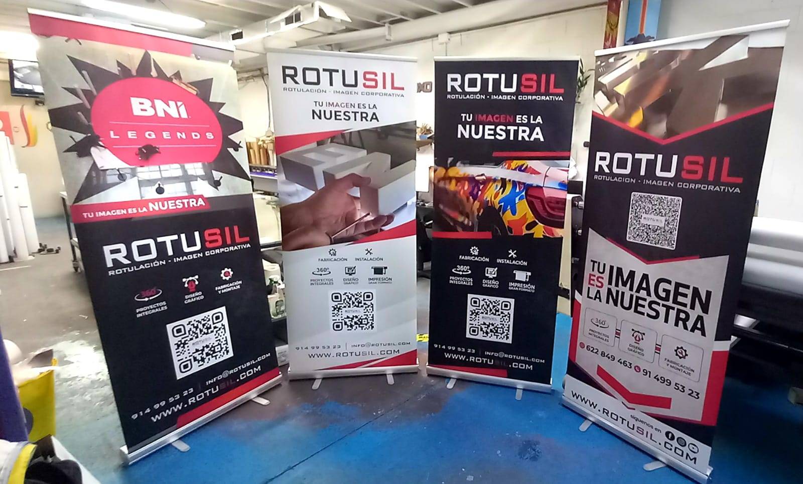 Expositor enrollable con gráfica corporativa para feria, Rotusil Arganda del Rey