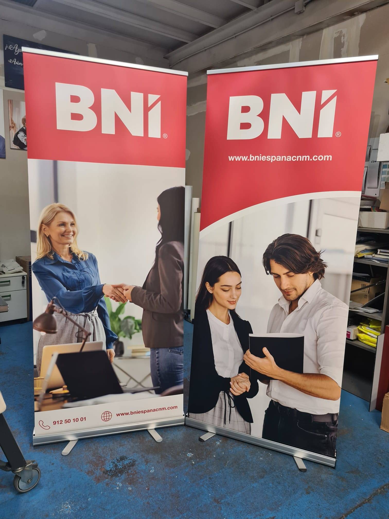 Expositor roll up con diseño personalizado en recepción, en Madrid