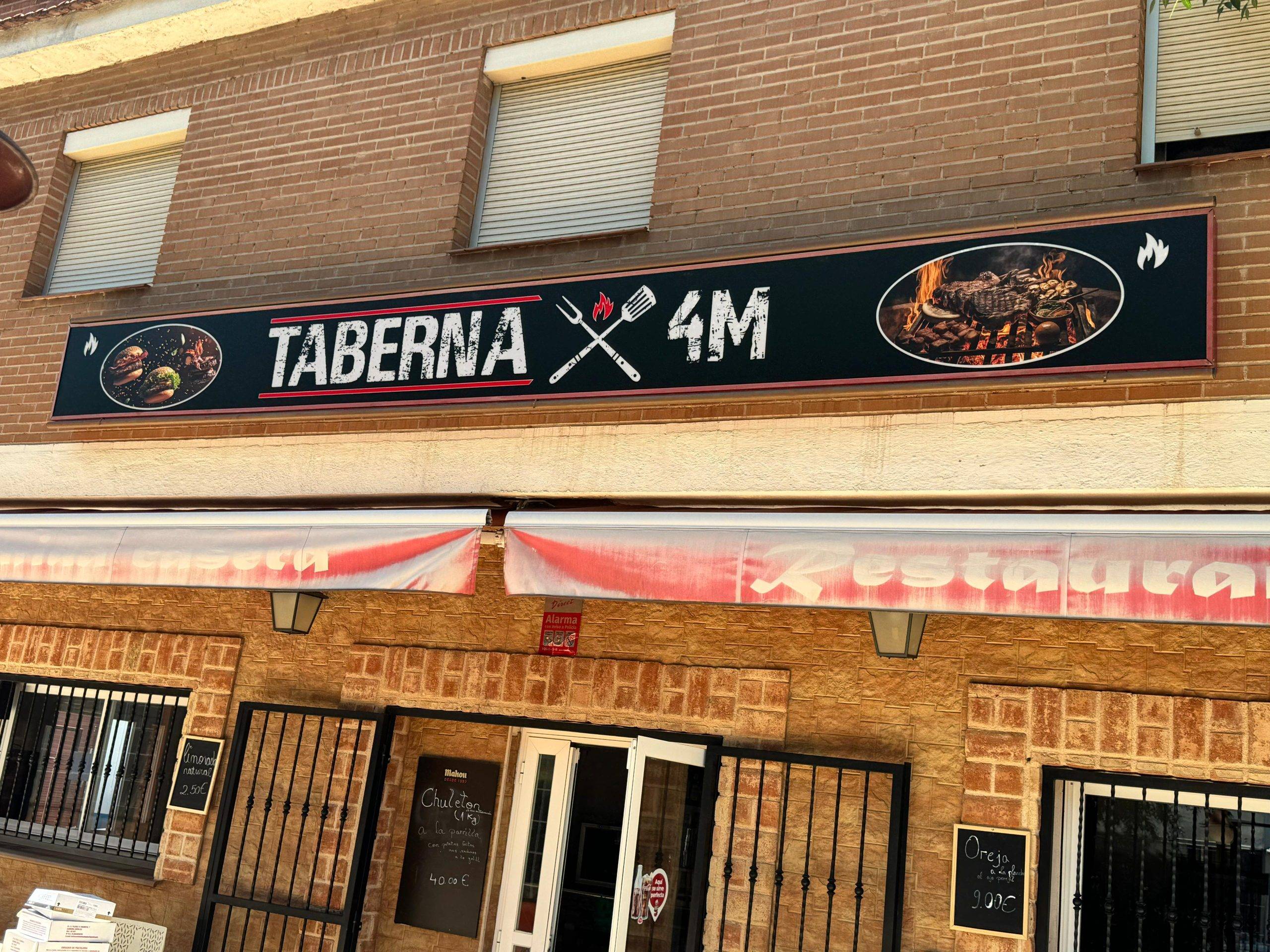 Rótulo luminoso LED instalado en fachada de restaurante en toda España