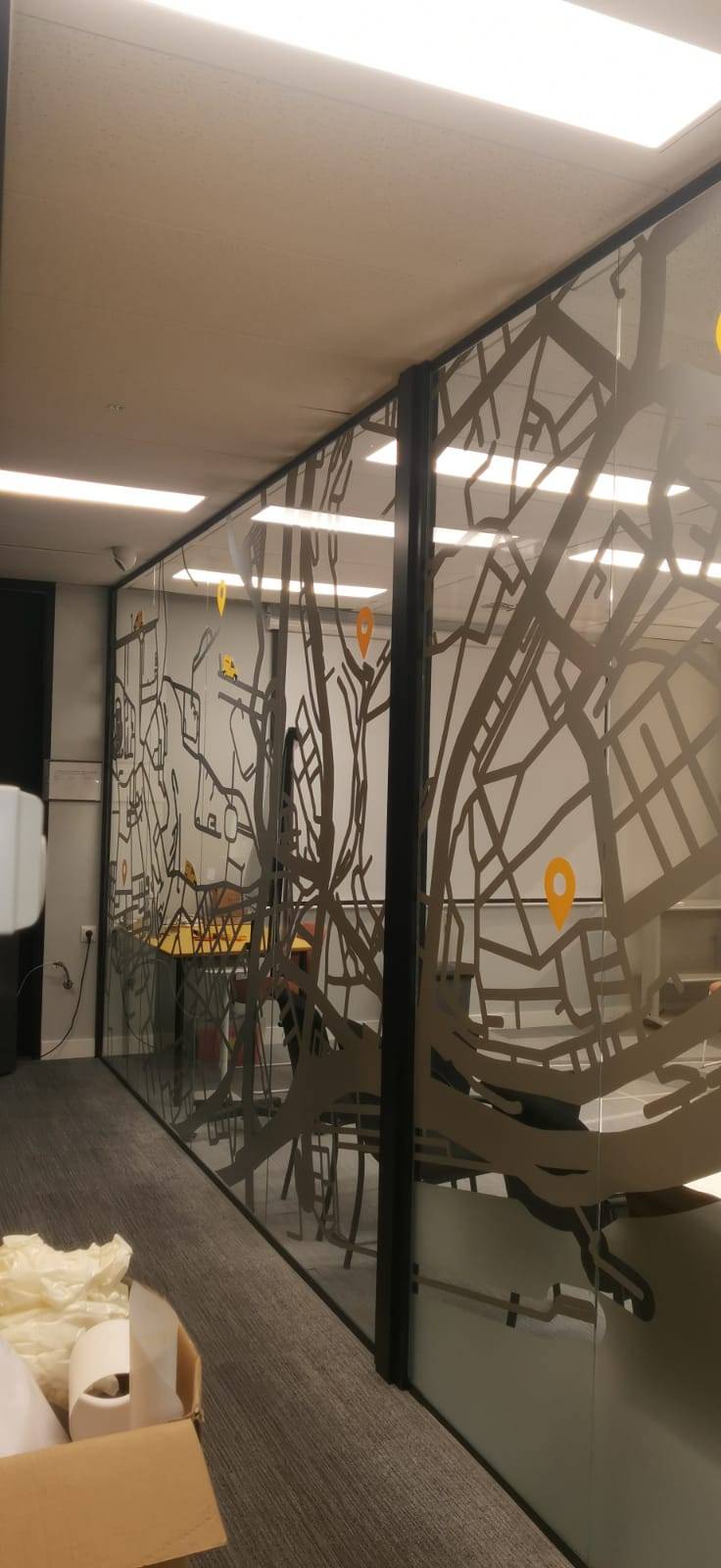 Rotulación de escaparates con vinilo esmerilado y logotipo en negocio, Rotusil Madrid