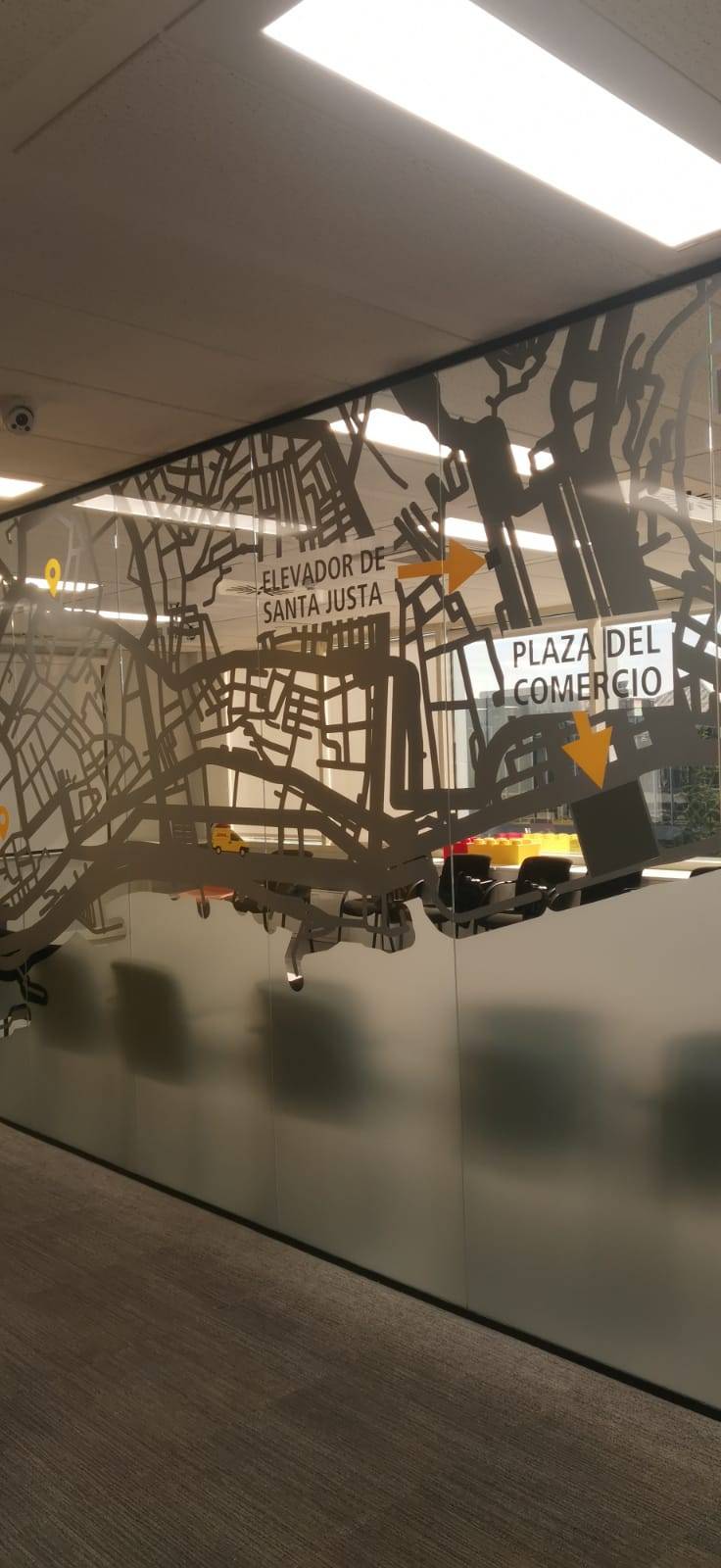 Rotulación de cristales y escaparates con vinilo de corte en comercio, en Madrid