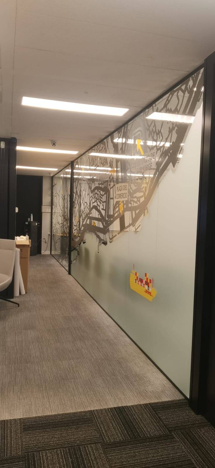 Rotulación de escaparates con vinilo esmerilado y logotipo, Rotusil Madrid