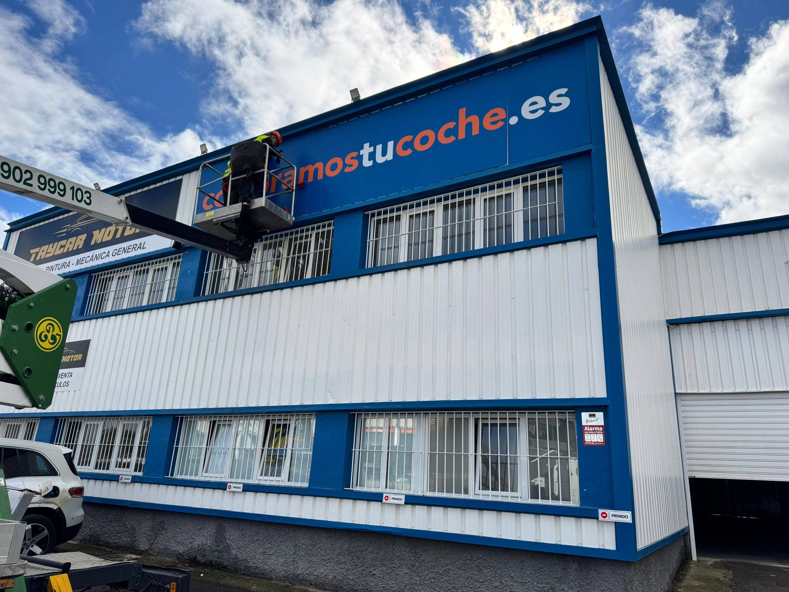 Rótulo sin iluminación en acero inoxidable sobre fachada comercial Rotusil Madrid