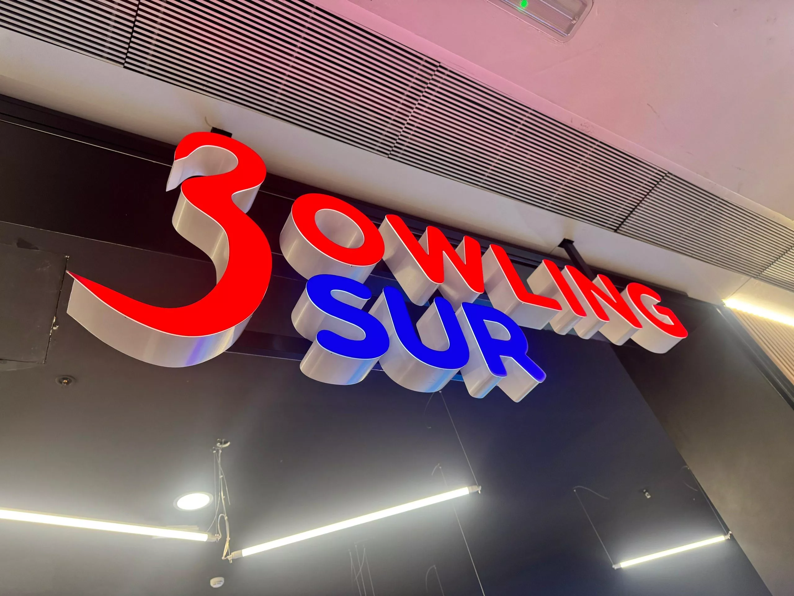 Rótulo 3D de aluminio con LED frontal en fachada en Madrid