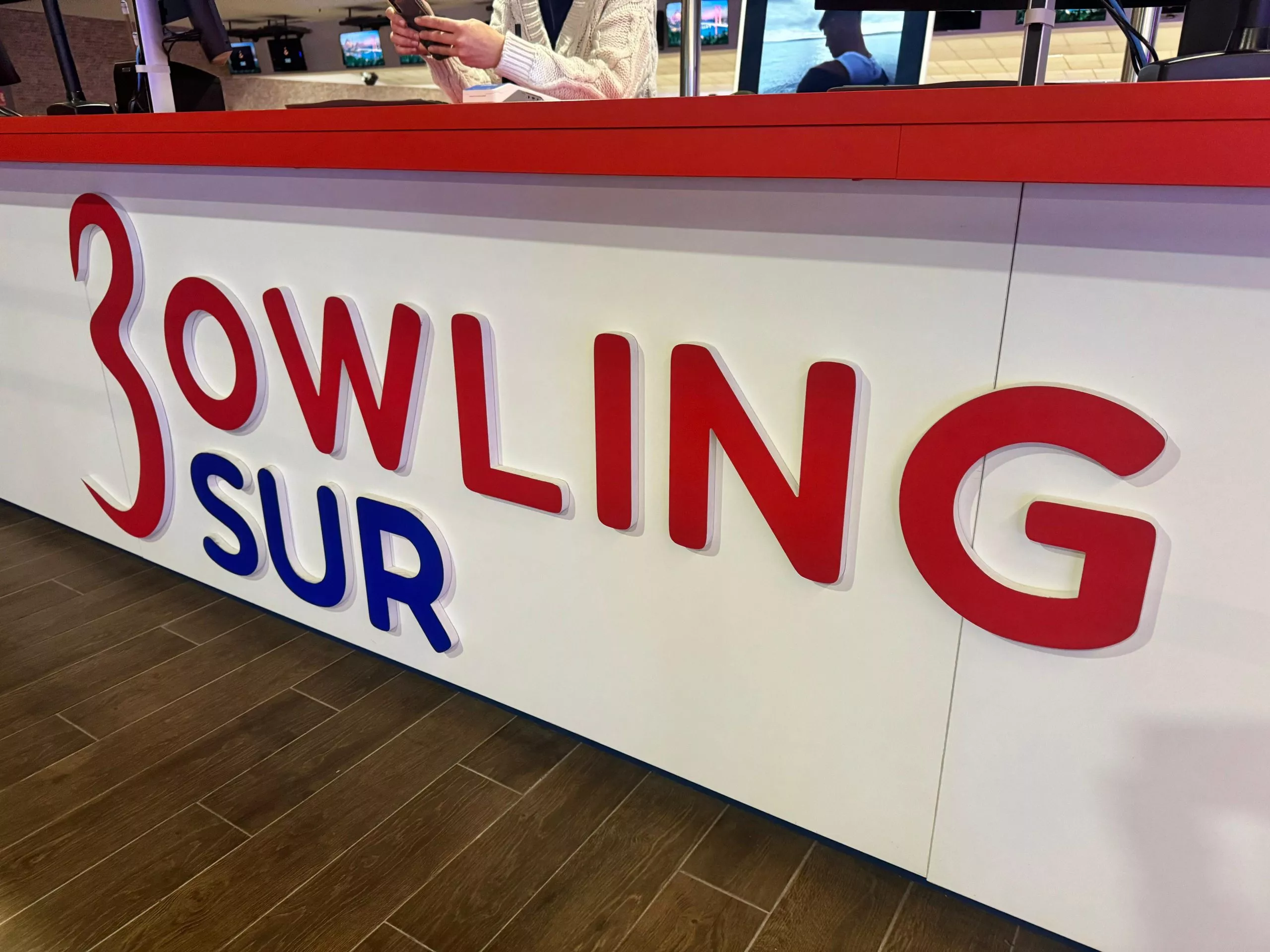 Rótulo 3D de aluminio con iluminación LED en fachada