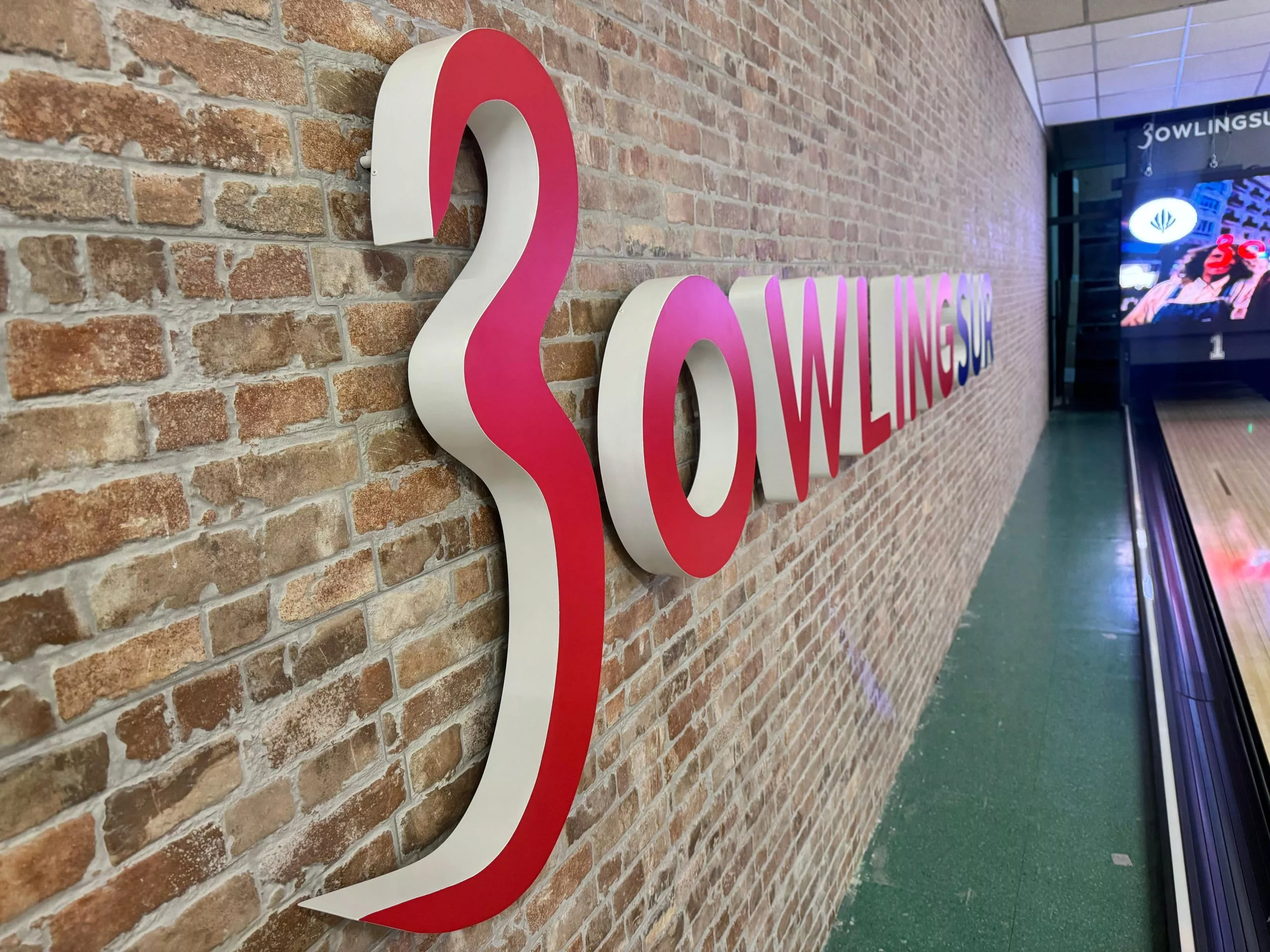 Rótulo 3D en metacrilato iluminado sobre escaparate de comercio Rotusil Comunidad de Madrid