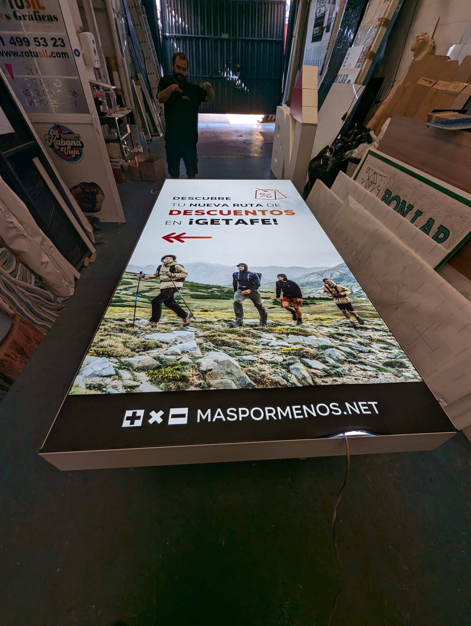 Letras corpóreas luminosas en rótulo de fachada comercial en Madrid