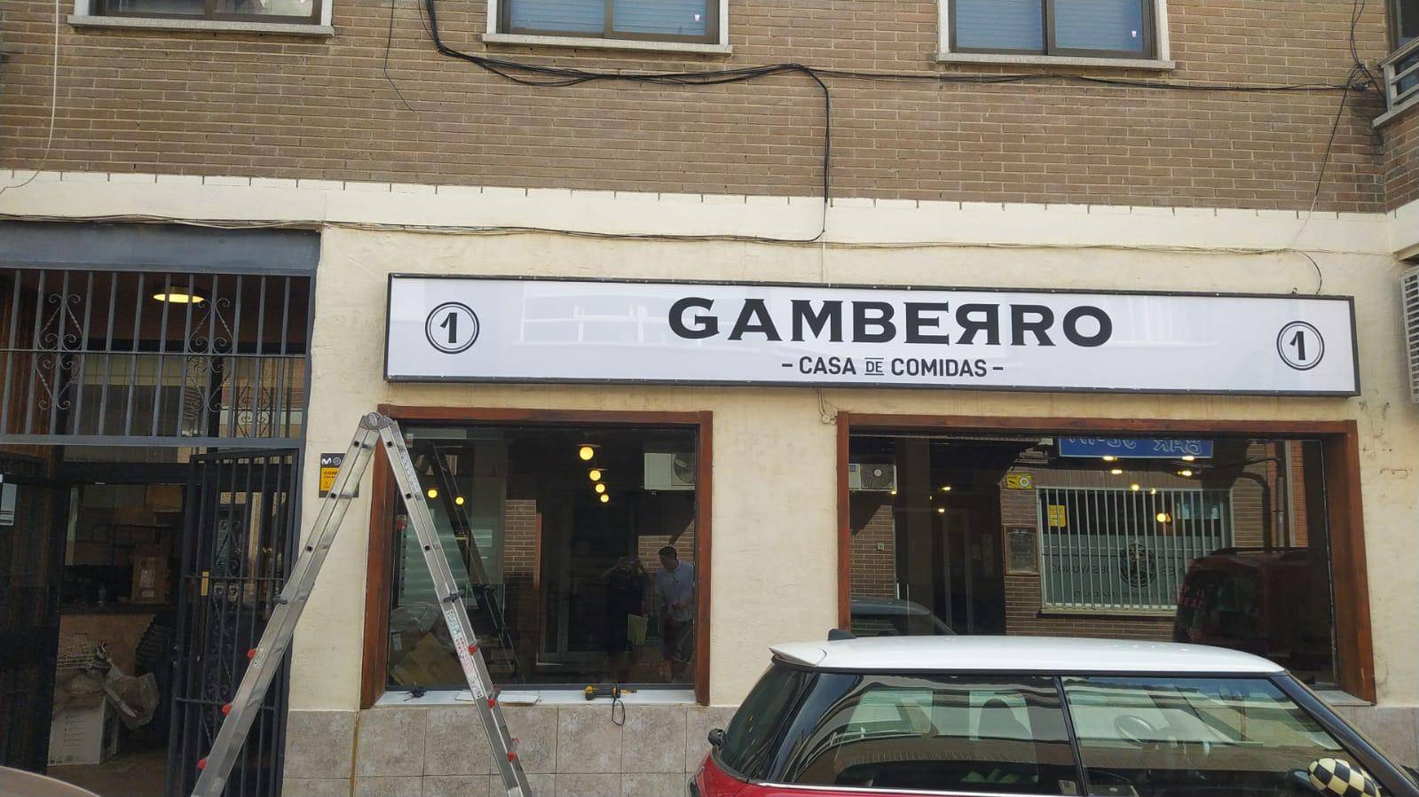 Rótulo luminoso de fachada iluminado en local comercial de barrio