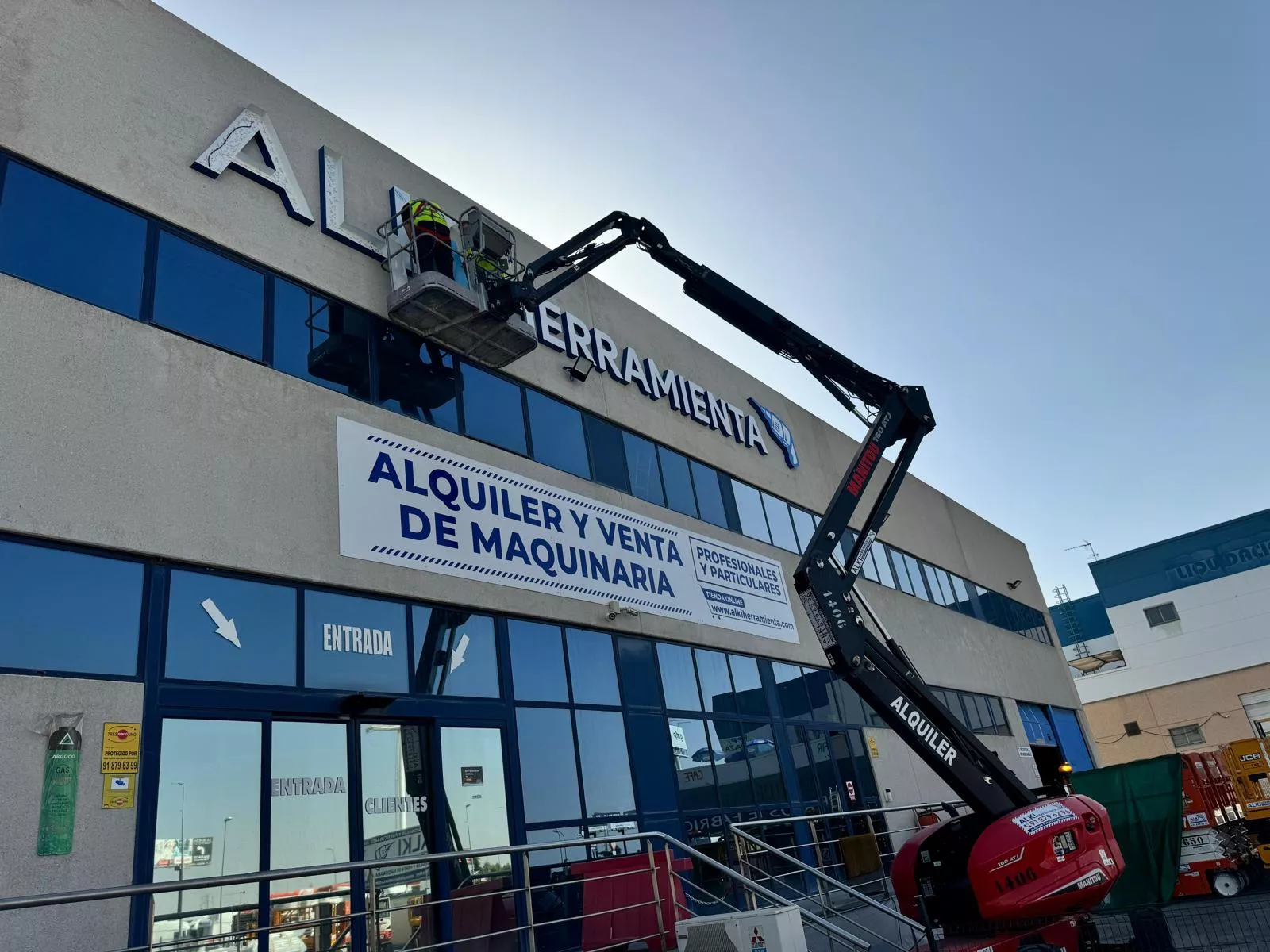 Letras corpóreas de acero inoxidable en recepción de empresa en toda España
