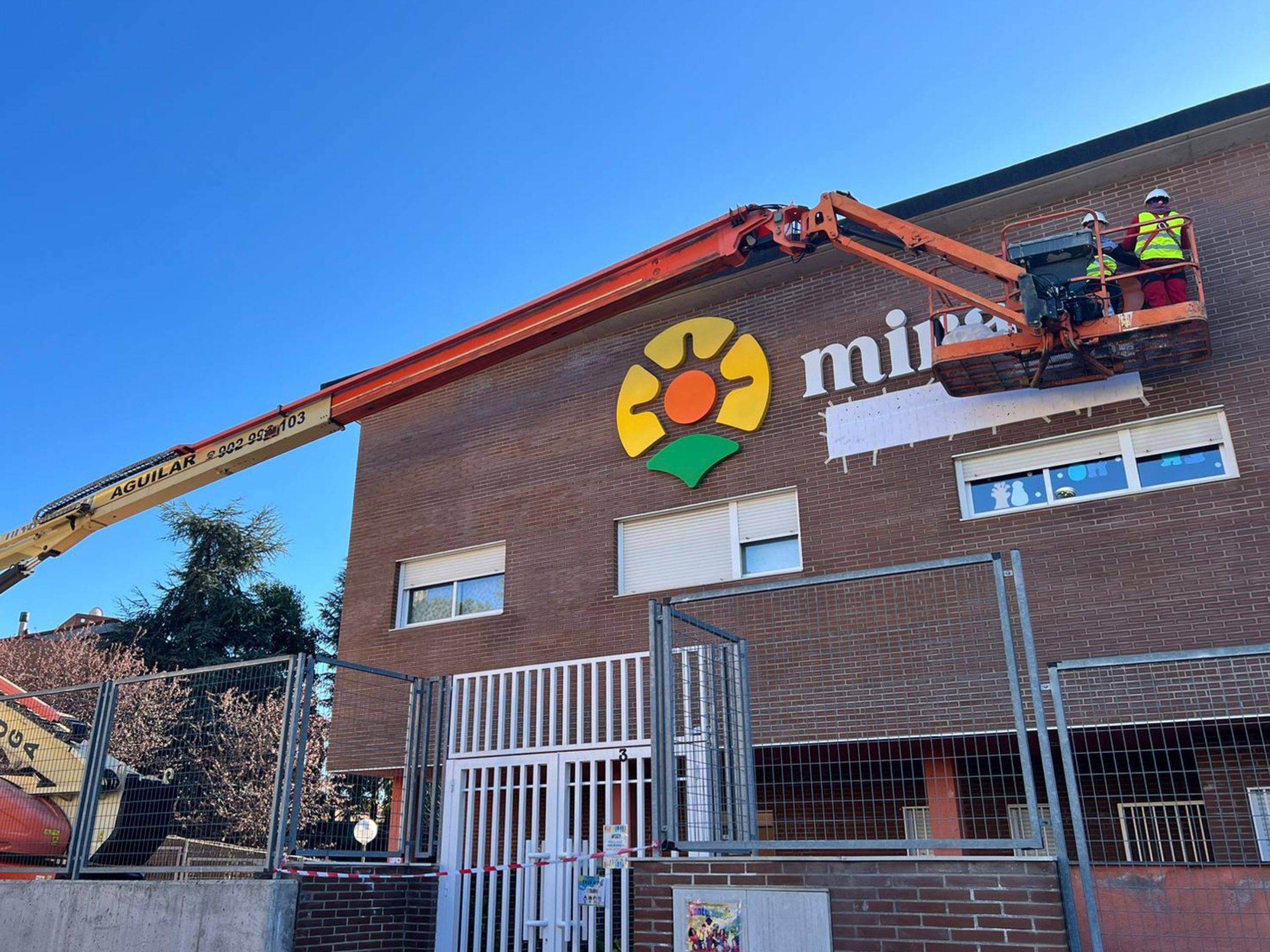 Instalación en altura de letras corpóreas en fachada comercial en Madrid