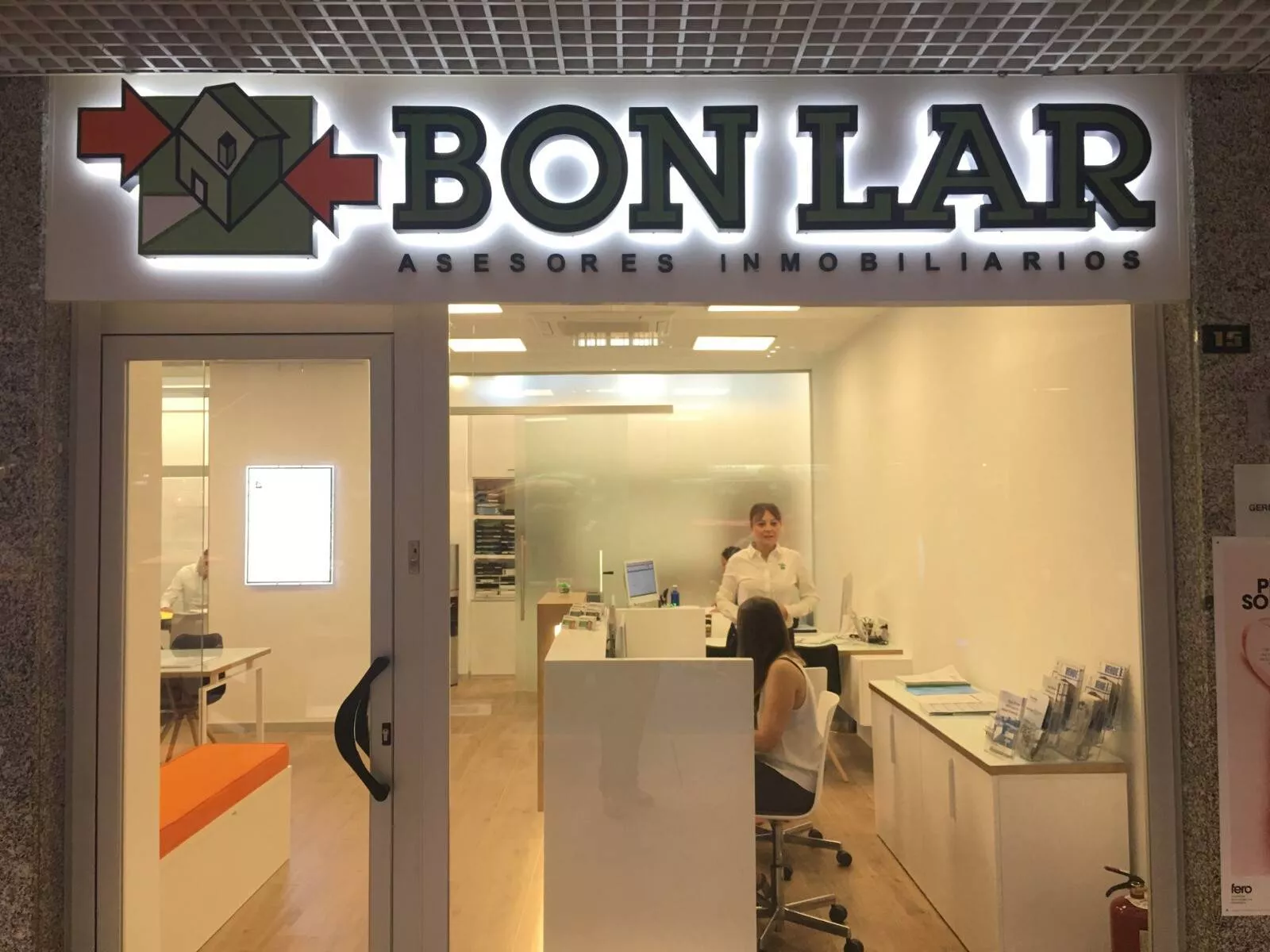 Rótulo 3D de PVC lacado en fachada de negocio
