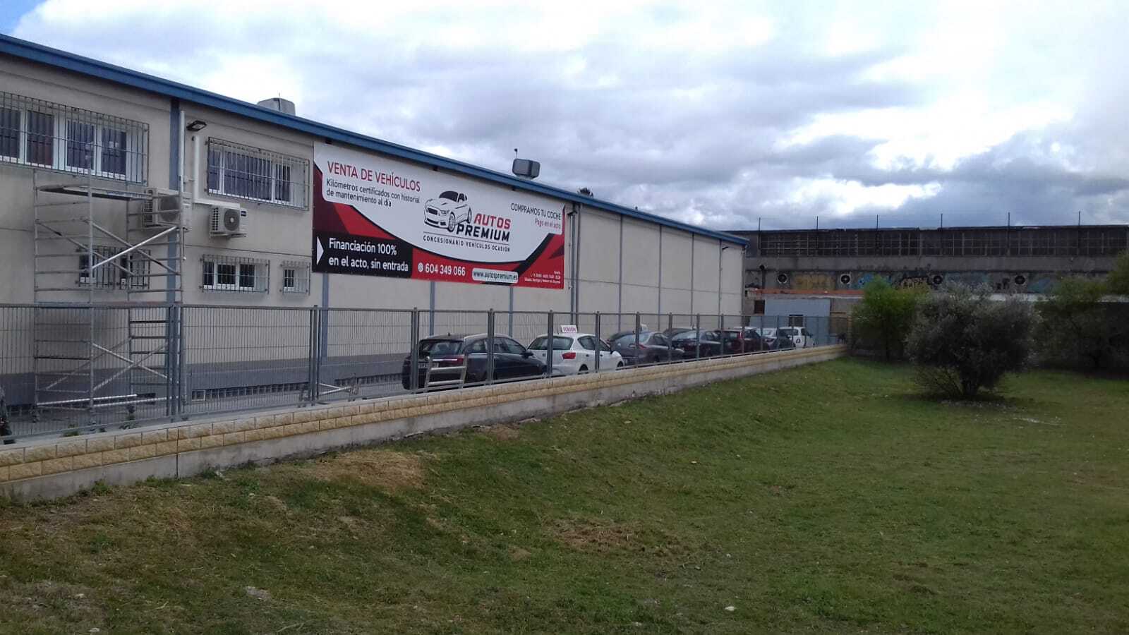Operario revisando una impresión gran formato recién terminada