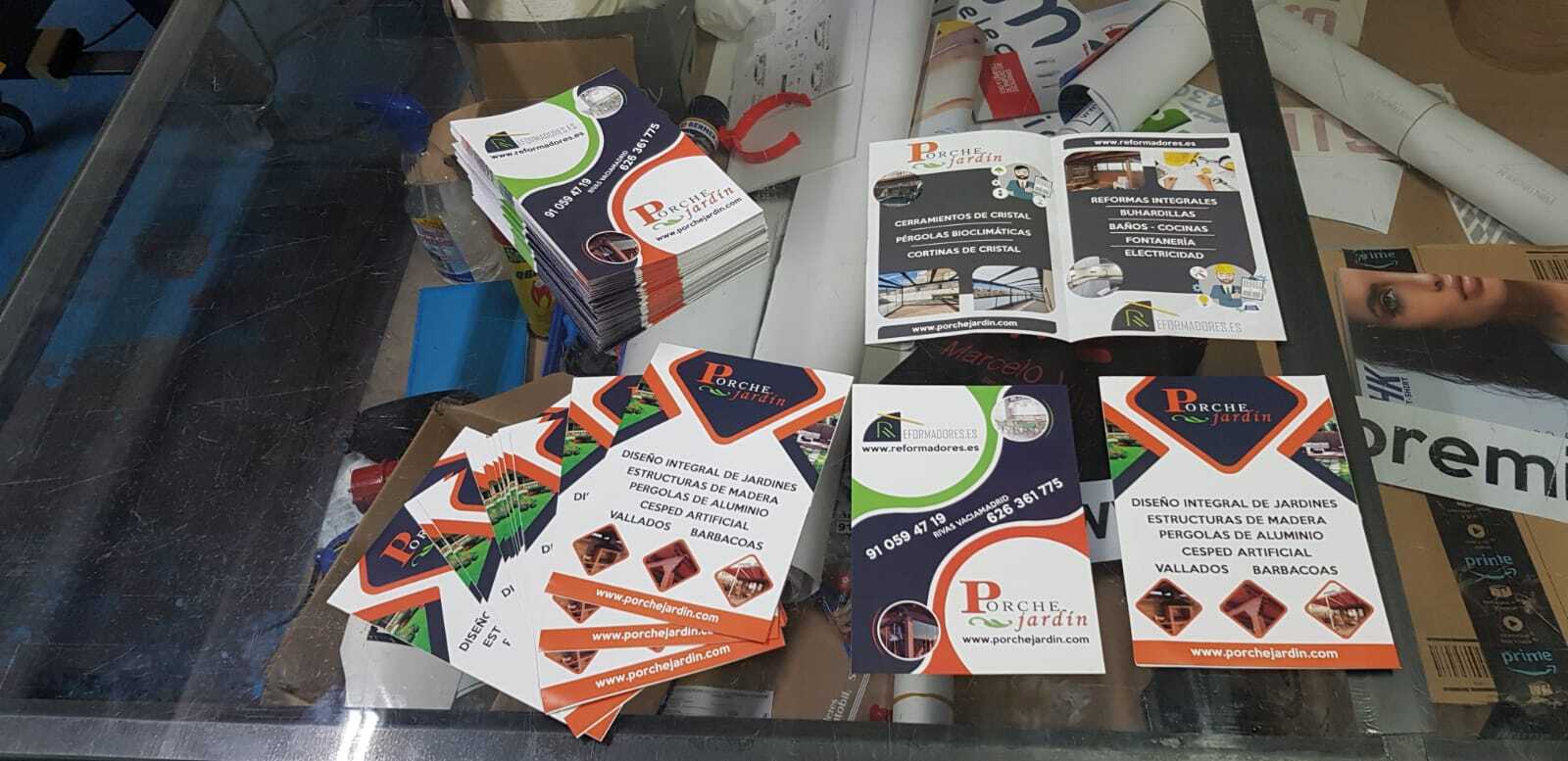 Pila de flyers y folletos recién impresos Rotusil Arganda del Rey