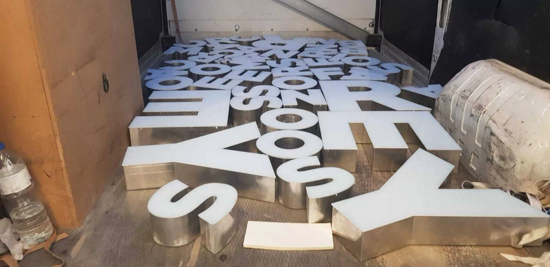 Rótulo 3D de metacrilato con LED en escaparate comercial