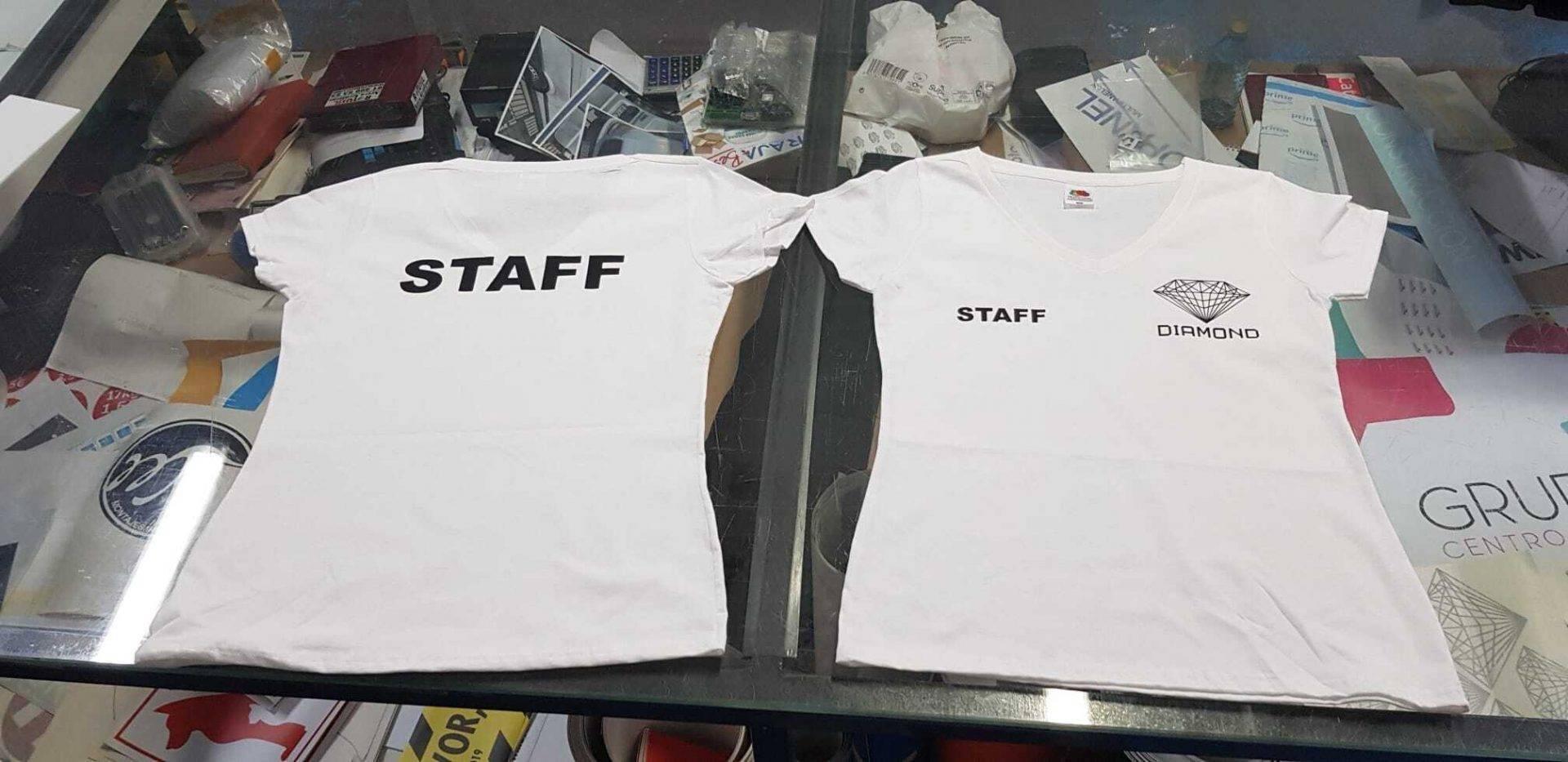 Camisetas serigrafiadas apiladas tras la estampación textil, Rotusil