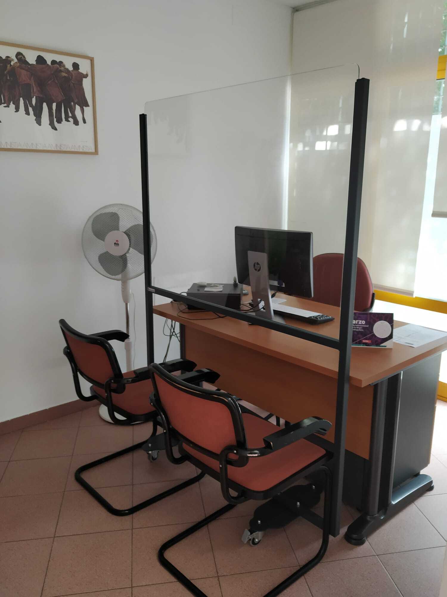 Mampara separadora de protección fijada a mesa de trabajo en Madrid