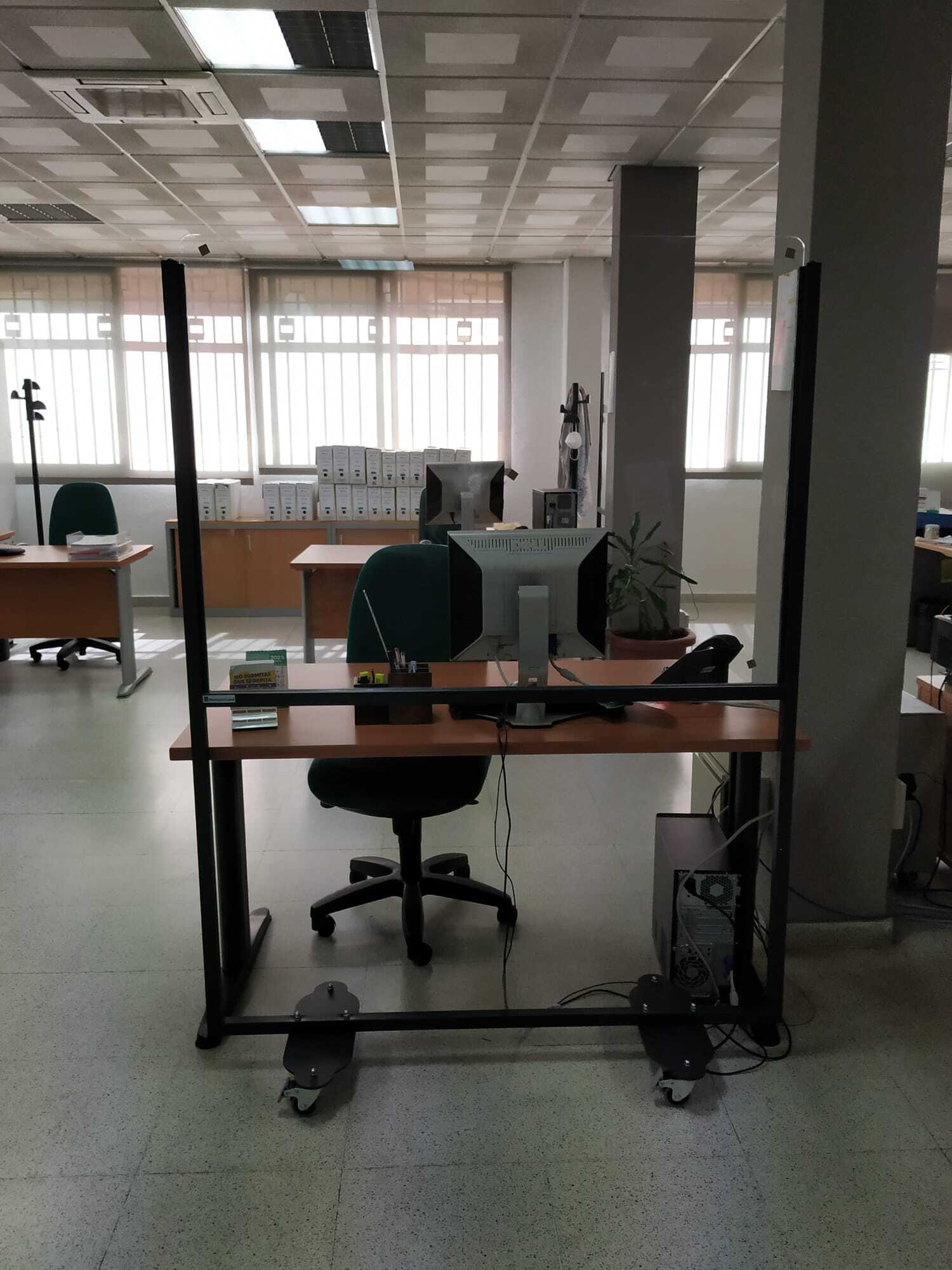 Separador de espacios en metacrilato entre puestos de oficina, Rotusil Madrid