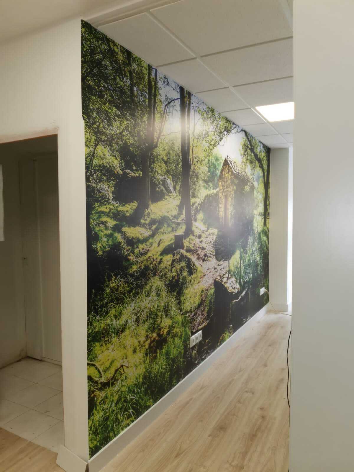 Fotomural decorativo con imagen personalizada en una oficina en toda España